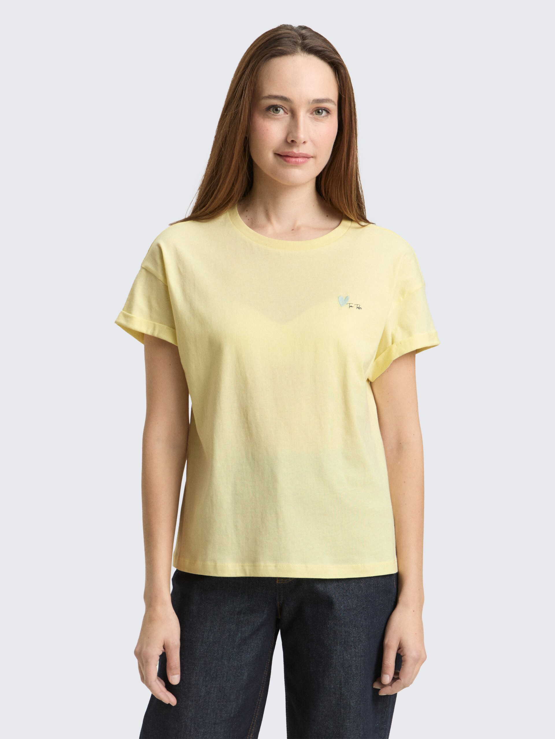 T-Shirt mit Stickerei - soft lemon - Ausschnitt Model-Vorderansicht