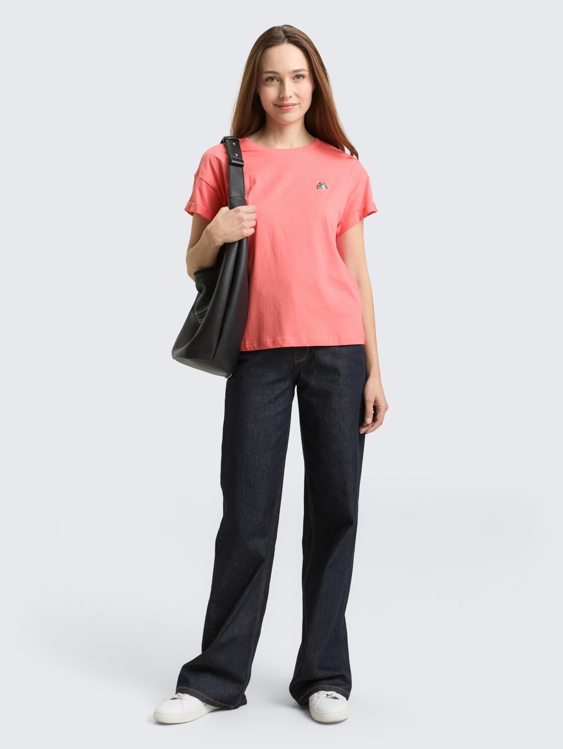 T-Shirt mit Stickerei - soft coral pink - Model-Vorderansicht