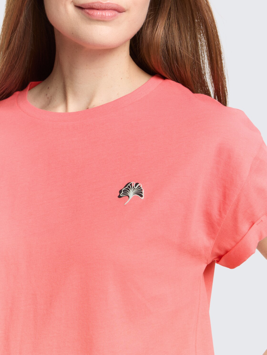 T-Shirt mit Stickerei - soft coral pink - Detail-Model-Ansicht