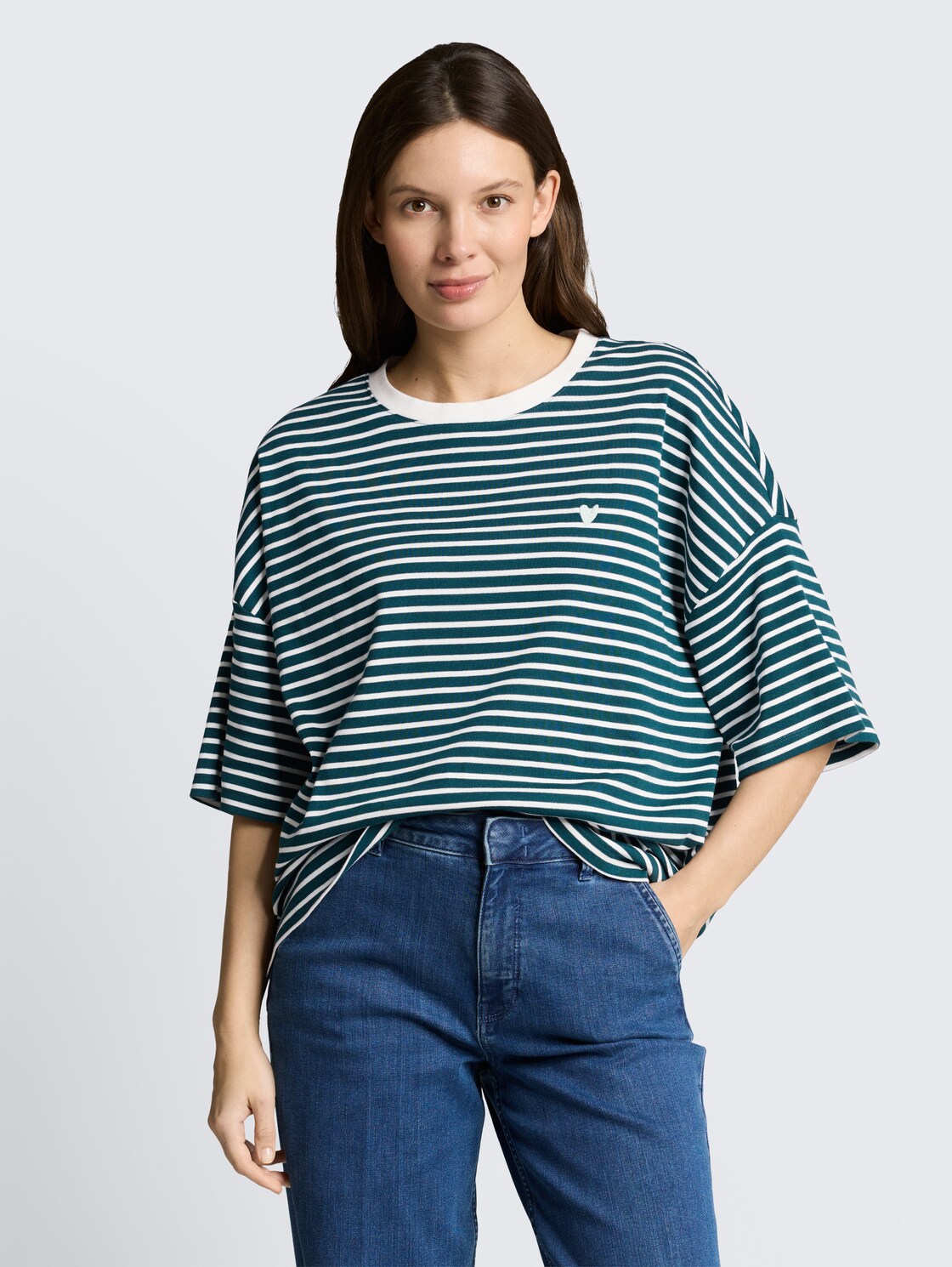 Oversize T-Shirt mit Streifenmuster - meadow green offwhite stripe - Ausschnitt Model-Vorderansicht