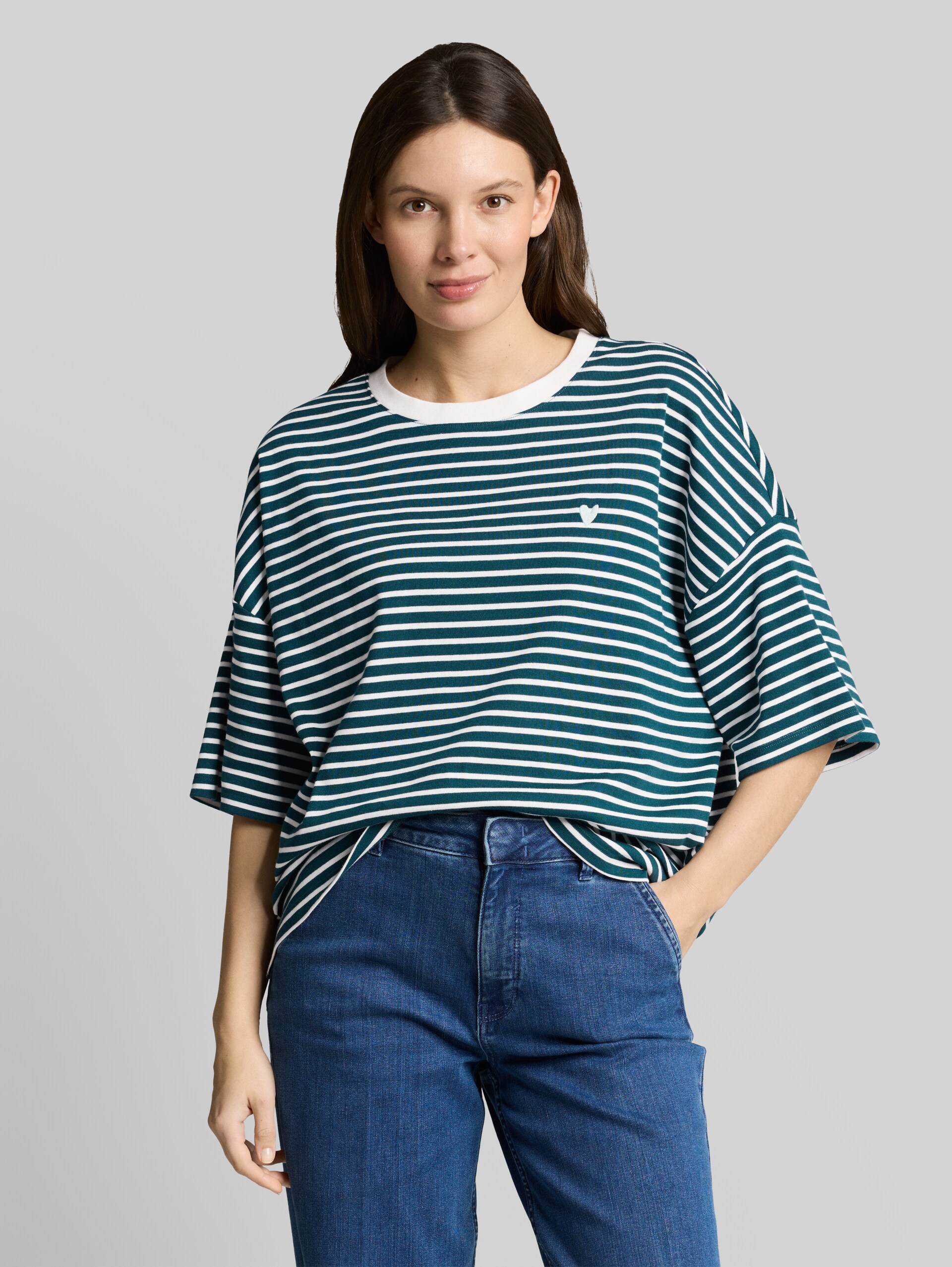 Oversized T-shirt with striped pattern - meadow green offwhite stripe - Neckline model front view
