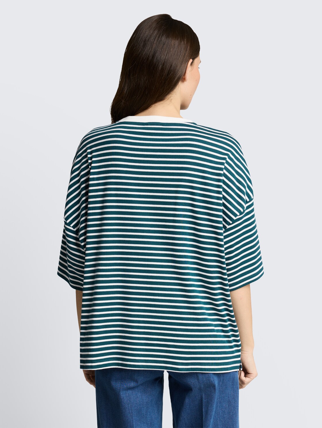 Oversize T-Shirt mit Streifenmuster - meadow green offwhite stripe - Auschnitt Model-Rückansicht