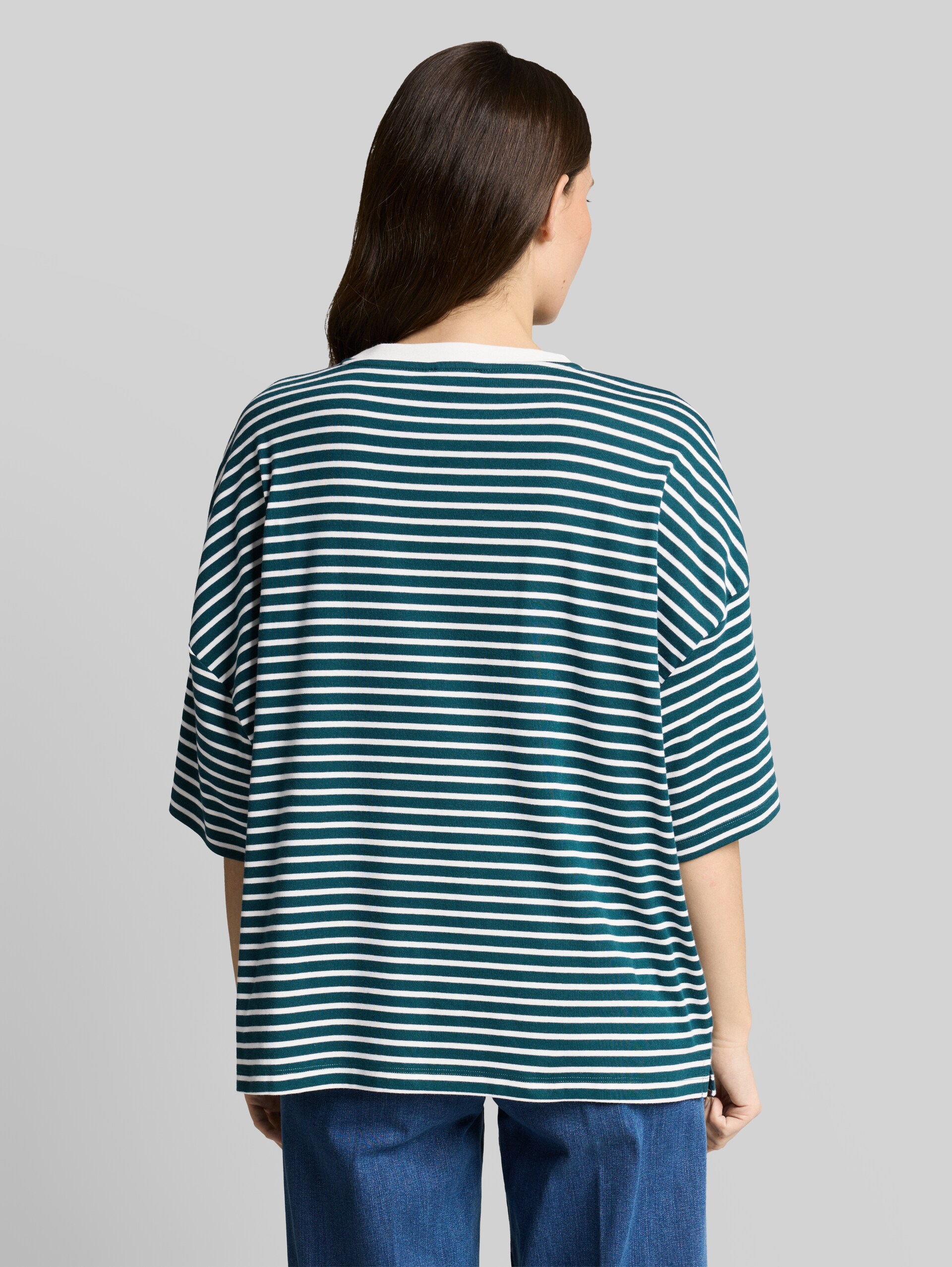 Oversized T-shirt with striped pattern - meadow green offwhite stripe - Neckline model-back view