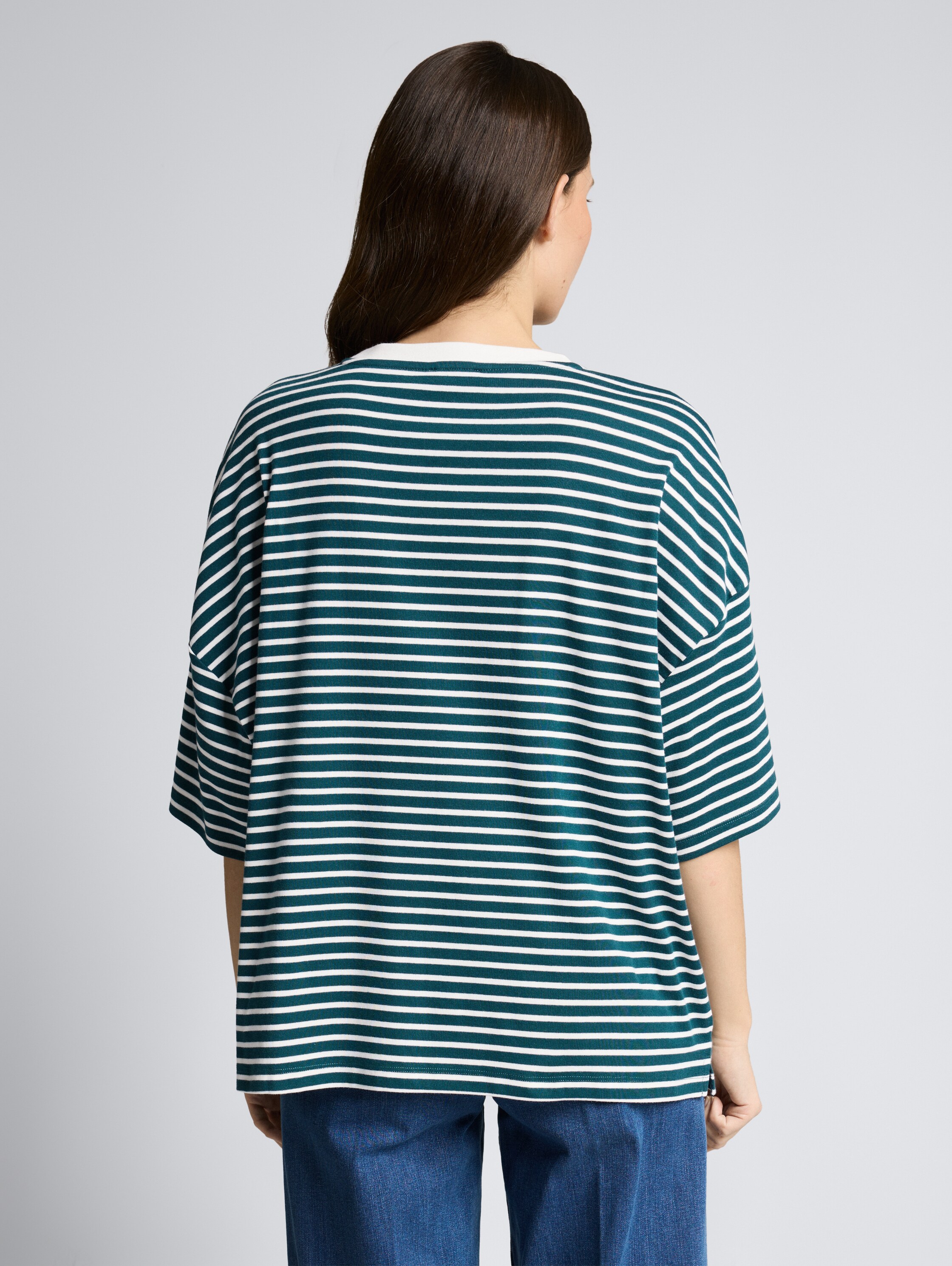 Oversize T-Shirt mit Streifenmuster - meadow green offwhite stripe - Auschnitt Model-Rückansicht
