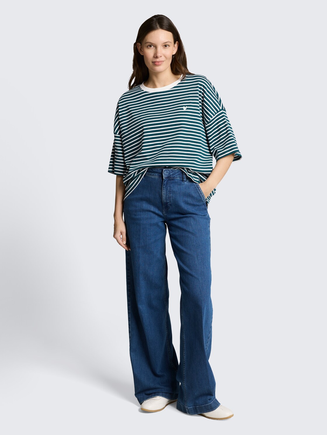 Oversize T-Shirt mit Streifenmuster - meadow green offwhite stripe - Model-Vorderansicht