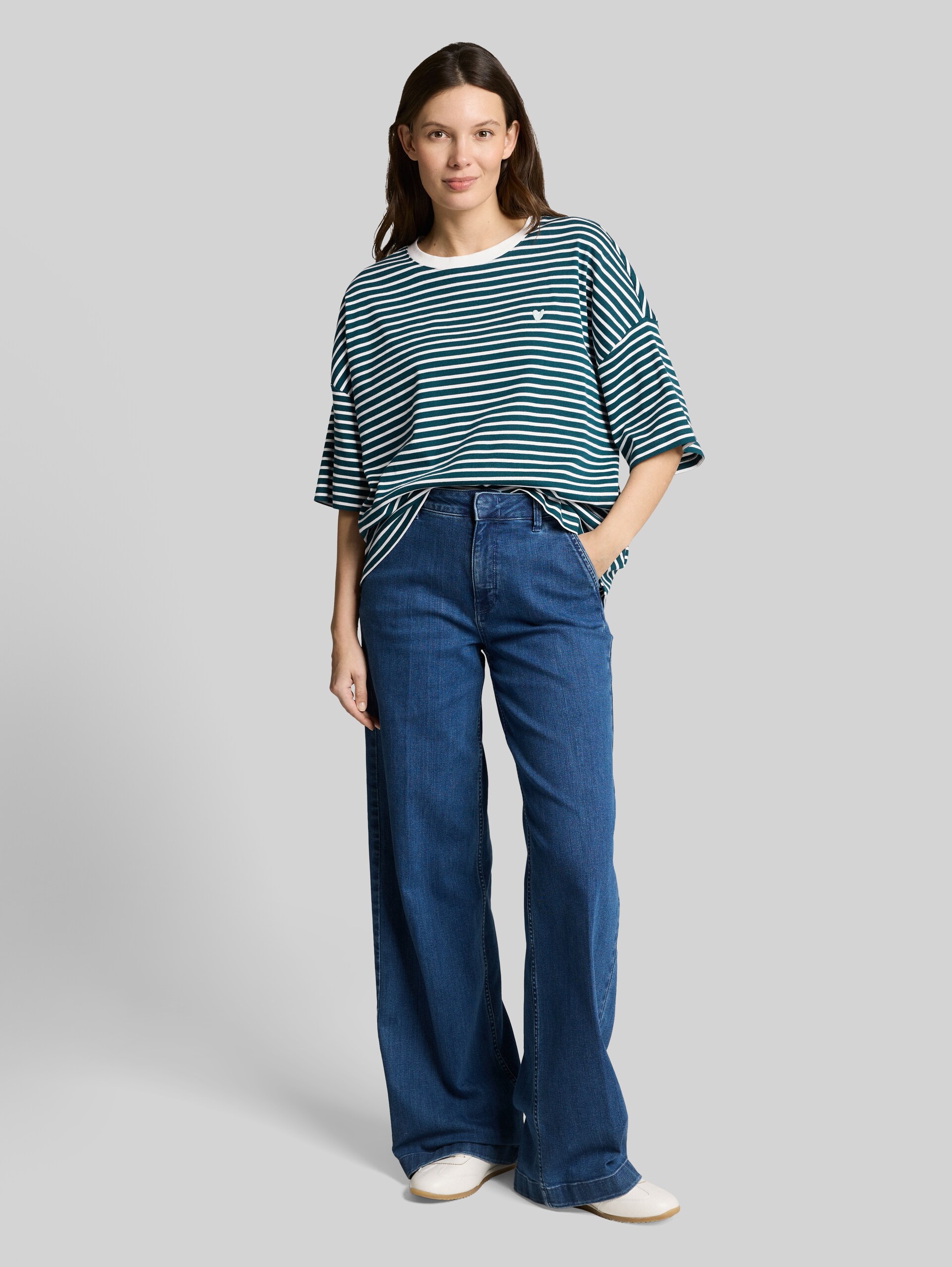 Oversized T-shirt with striped pattern - meadow green offwhite stripe - Model front view