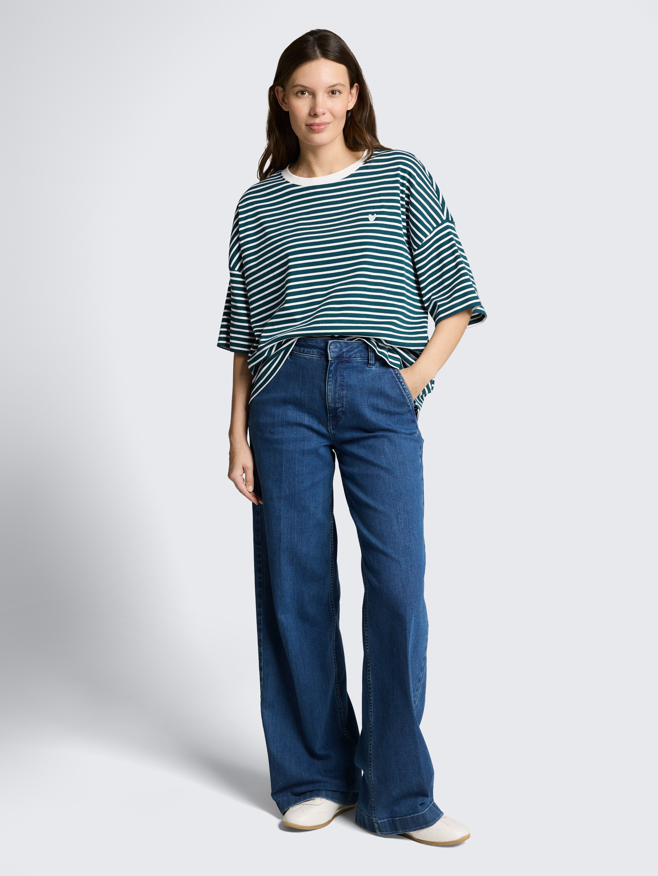 Oversize T-Shirt mit Streifenmuster - meadow green offwhite stripe - Model-Vorderansicht