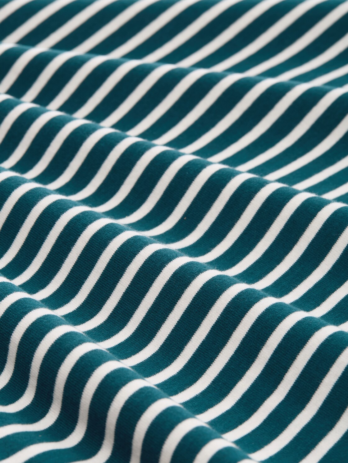 Oversize T-Shirt mit Streifenmuster - meadow green offwhite stripe - Material-Ansicht