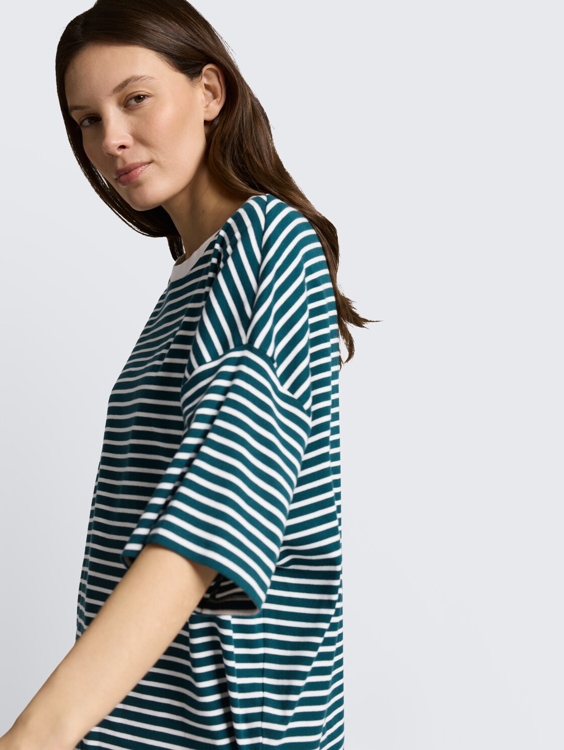 Oversize T-Shirt mit Streifenmuster - meadow green offwhite stripe - Detail-Model-Ansicht