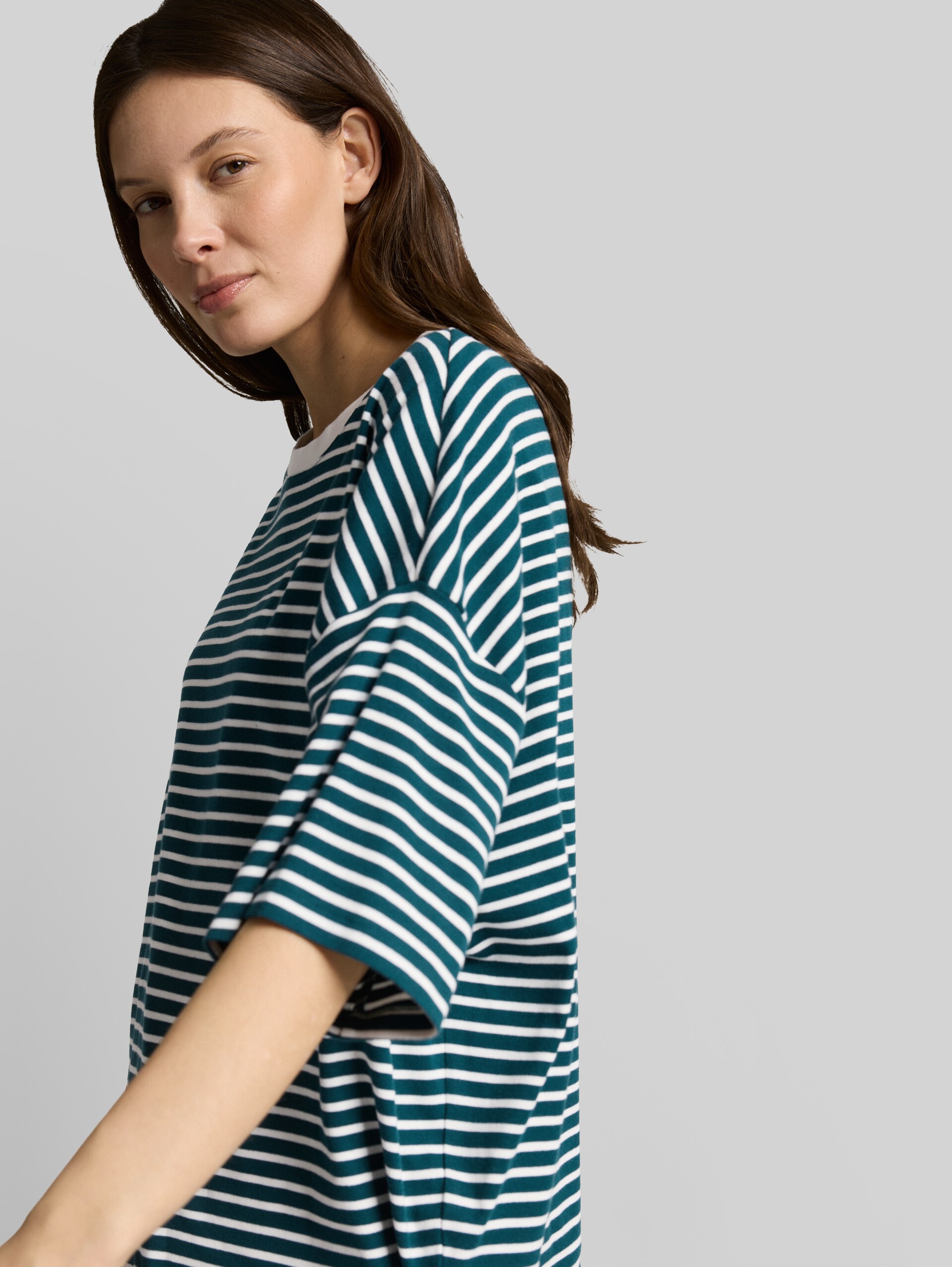 Oversized T-shirt with striped pattern - meadow green offwhite stripe - Detail model view