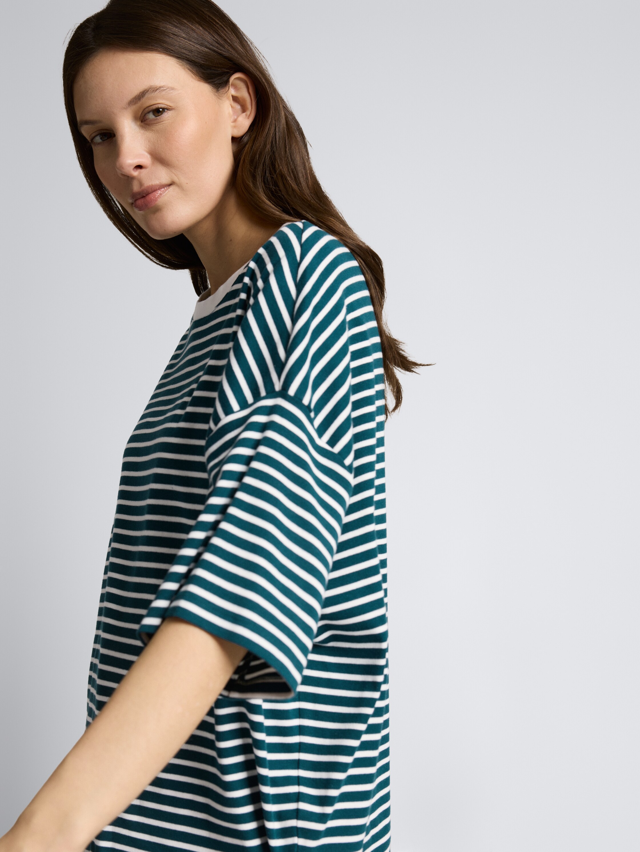 Oversize T-Shirt mit Streifenmuster - meadow green offwhite stripe - Detail-Model-Ansicht