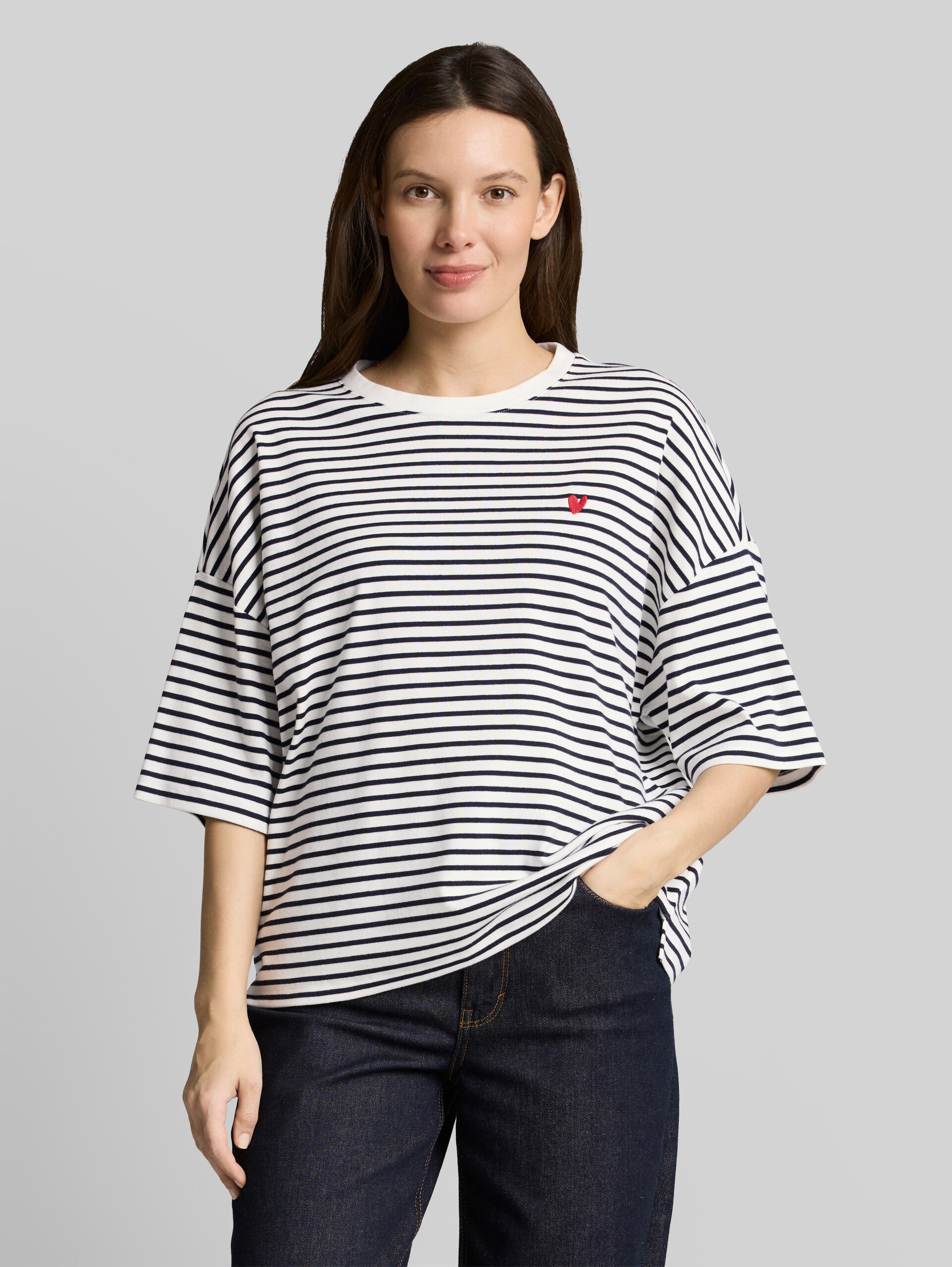 Oversize T-Shirt mit Streifenmuster - offwhite navy blue stripe - Ausschnitt Model-Vorderansicht