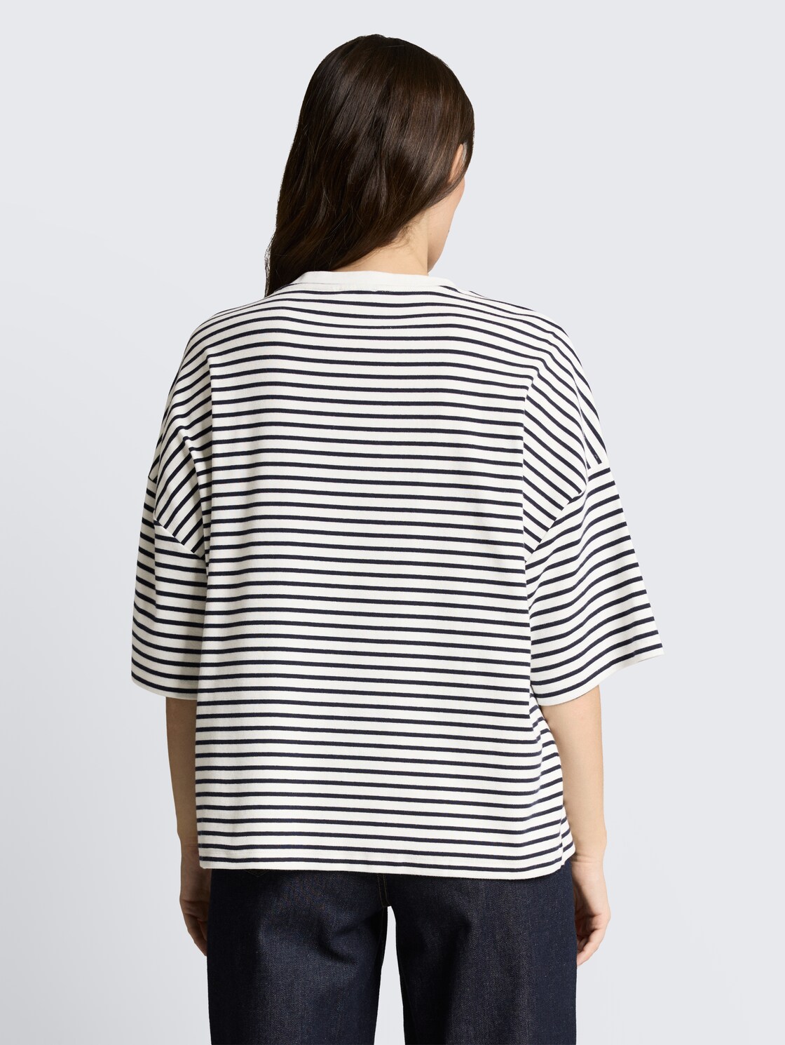 Oversize T-Shirt mit Streifenmuster - offwhite navy blue stripe - Auschnitt Model-Rückansicht