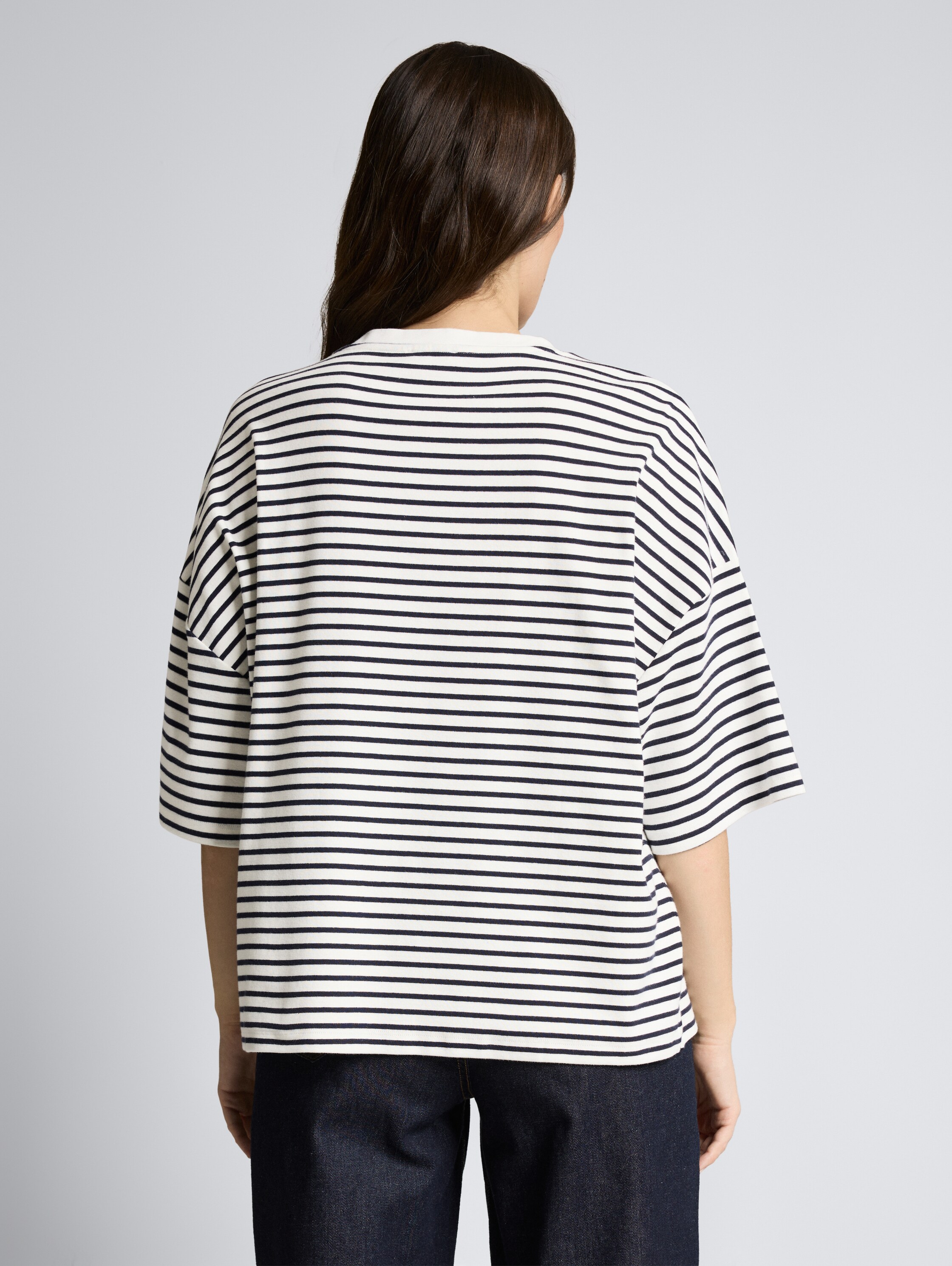 Oversize T-Shirt mit Streifenmuster - offwhite navy blue stripe - Auschnitt Model-Rückansicht