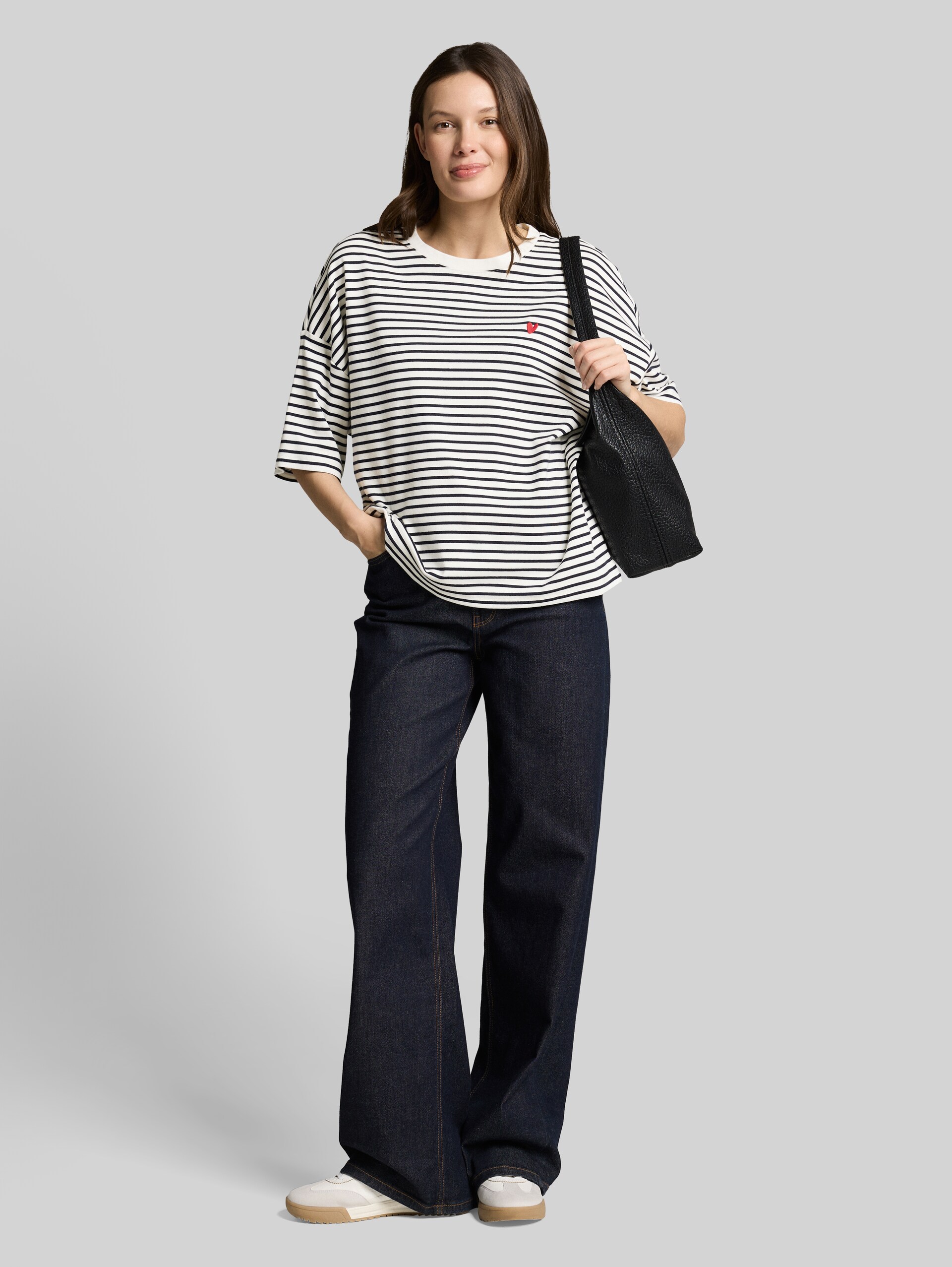 Oversize T-Shirt mit Streifenmuster - offwhite navy blue stripe - Model-Vorderansicht
