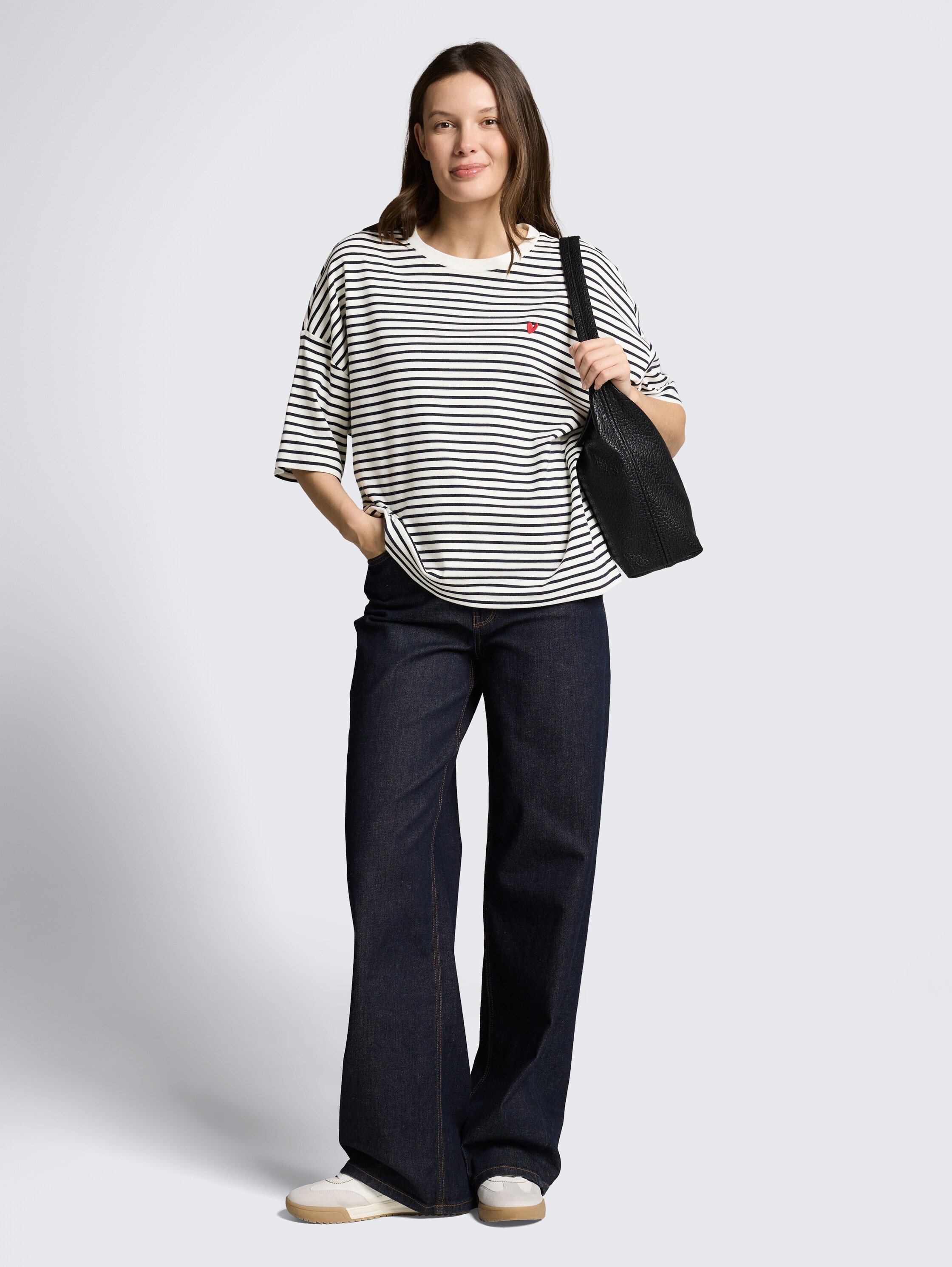 Oversize T-Shirt mit Streifenmuster - offwhite navy blue stripe - Model-Vorderansicht
