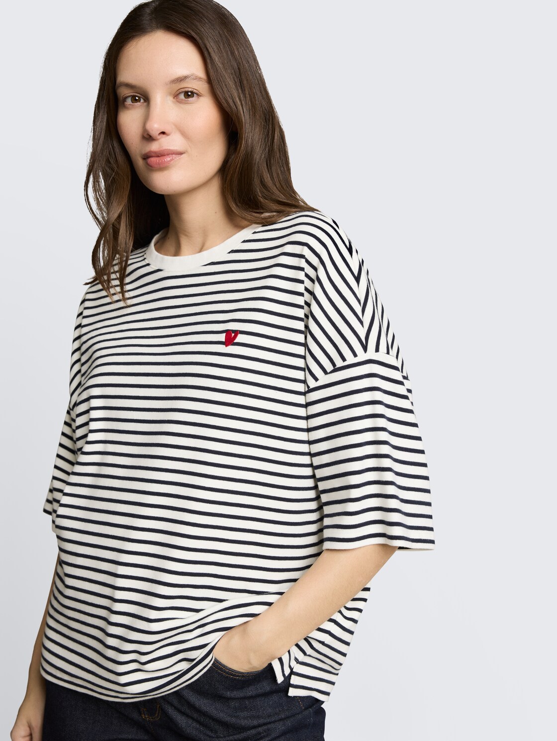 Oversize T-Shirt mit Streifenmuster - offwhite navy blue stripe - Detail-Model-Ansicht