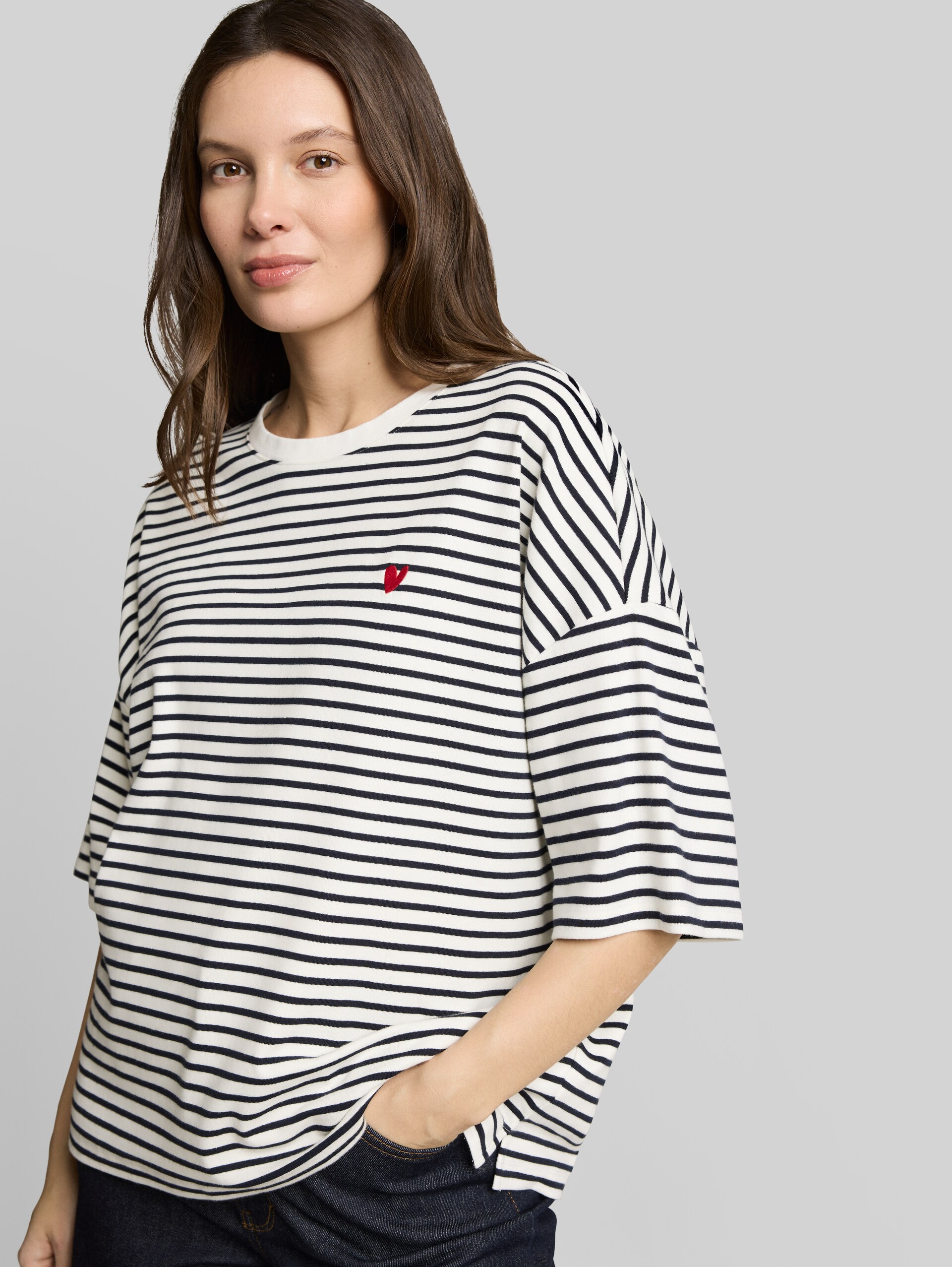 Oversize T-Shirt mit Streifenmuster - offwhite navy blue stripe - Detail-Model-Ansicht