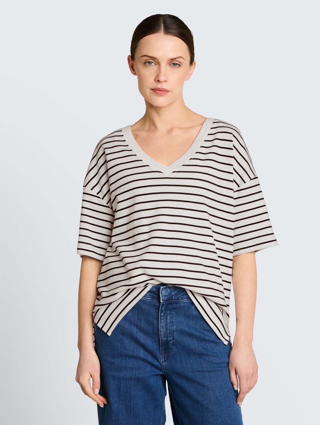 Oversize T-Shirt mit Streifenmuster - white navy irregular stripe - Ausschnitt Model-Vorderansicht