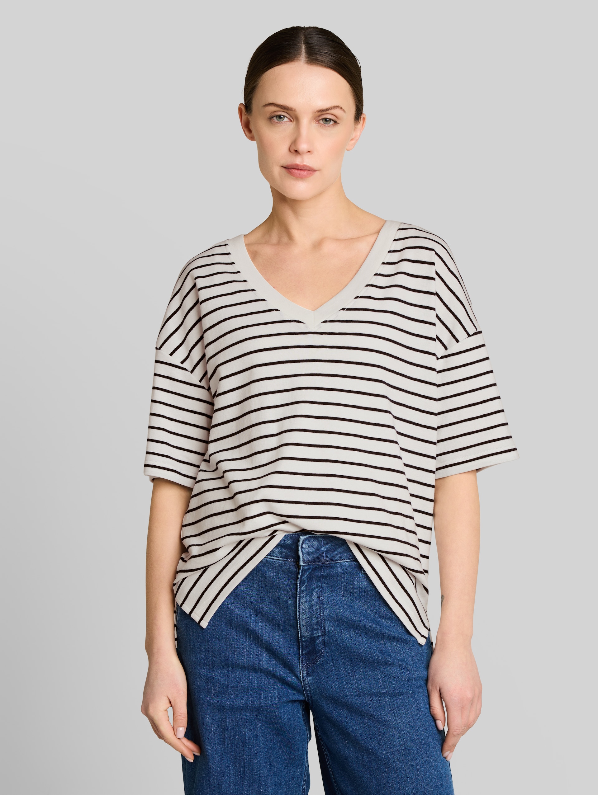 Oversized T-shirt with striped pattern - white navy irregular stripe - Neckline model front view