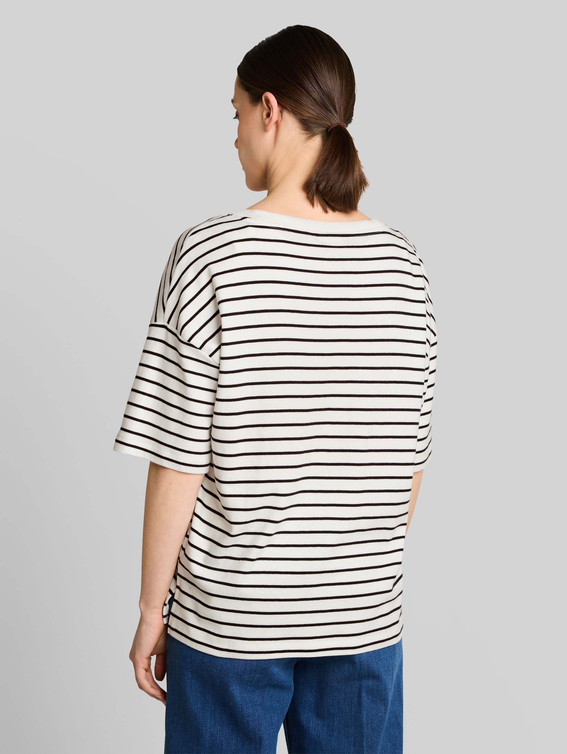 Oversized T-shirt with striped pattern - white navy irregular stripe - Neckline model-back view
