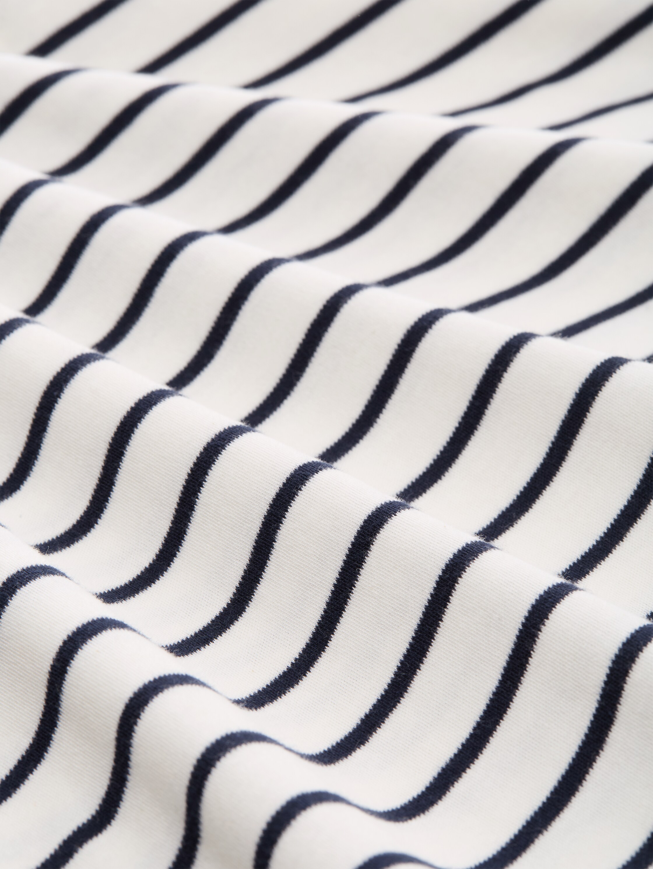 Oversize T-Shirt mit Streifenmuster - white navy irregular stripe - Material-Ansicht