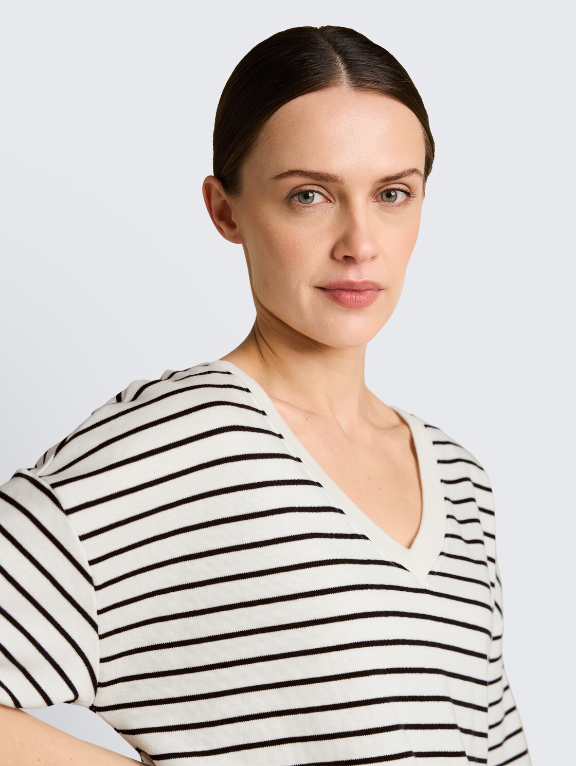 Oversize T-Shirt mit Streifenmuster - white navy irregular stripe - Detail-Model-Ansicht