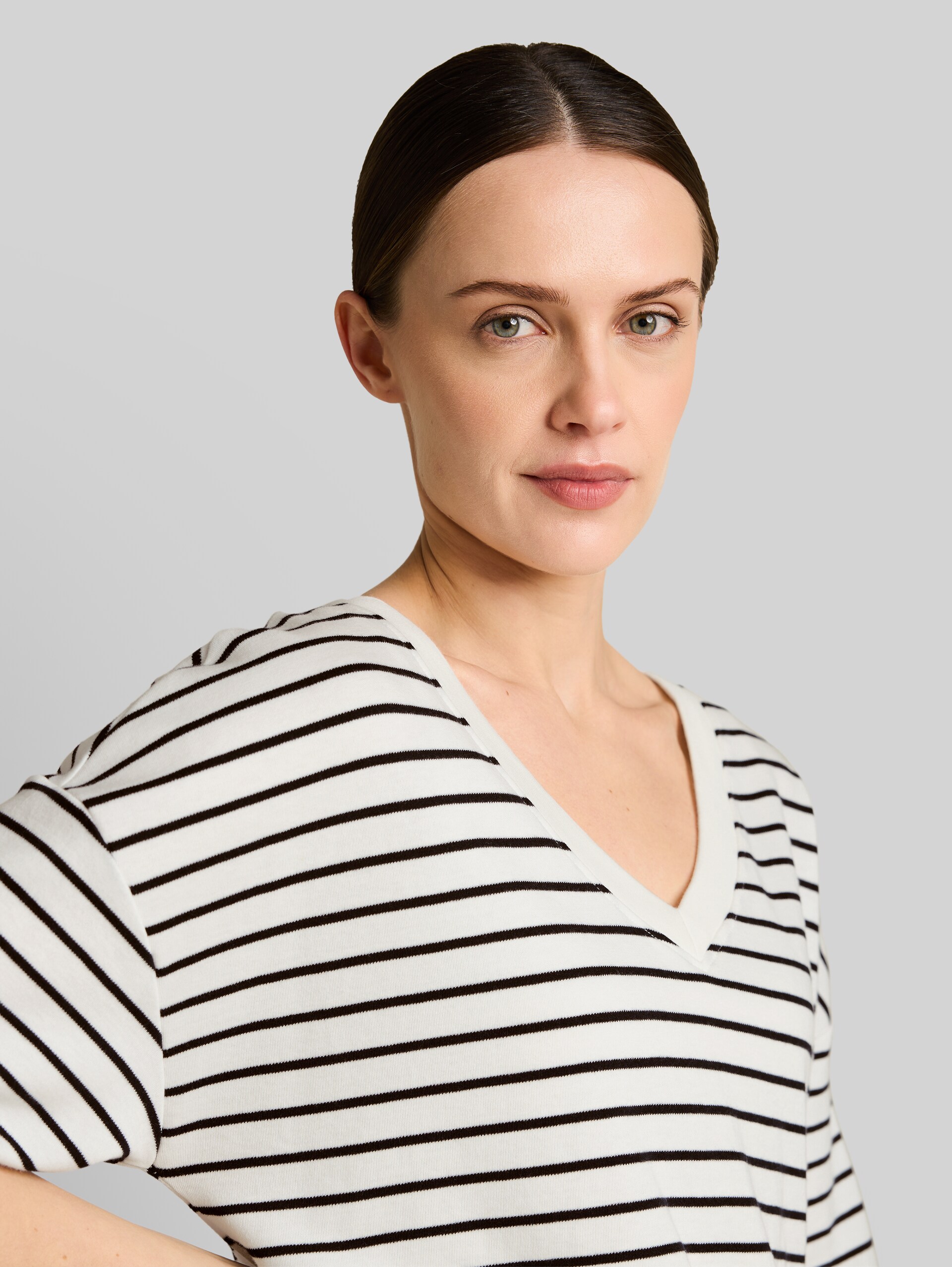Oversized T-shirt with striped pattern - white navy irregular stripe - Detail model view