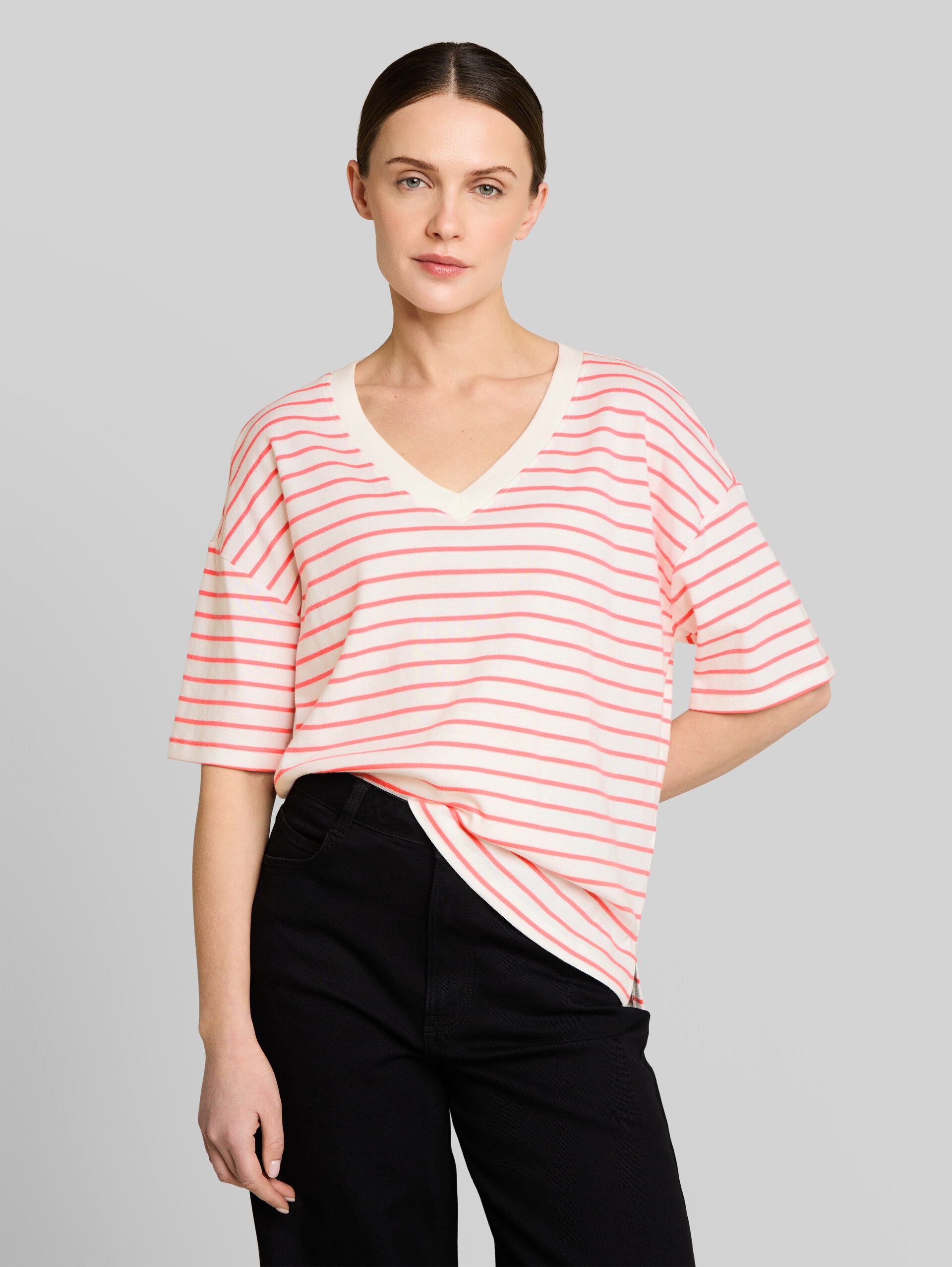 Oversized T-shirt with striped pattern - white coral irregular stripe - Neckline model front view