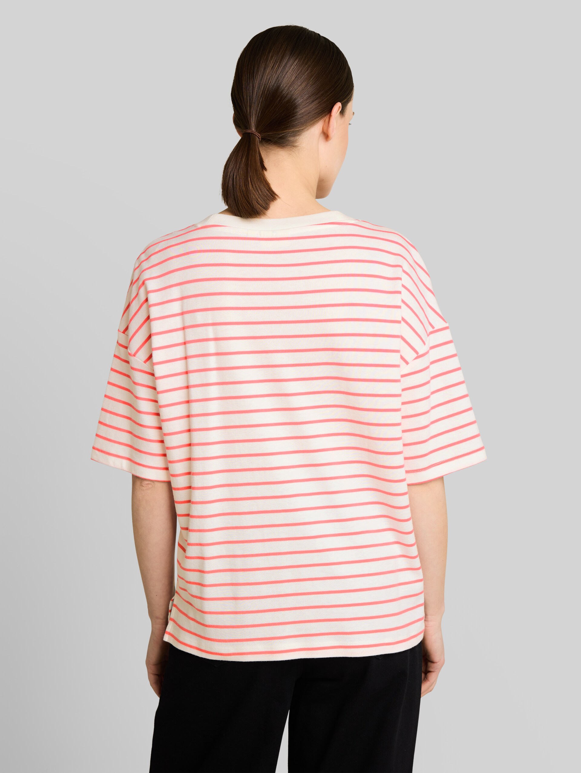 Oversized T-shirt with striped pattern - white coral irregular stripe - Neckline model-back view
