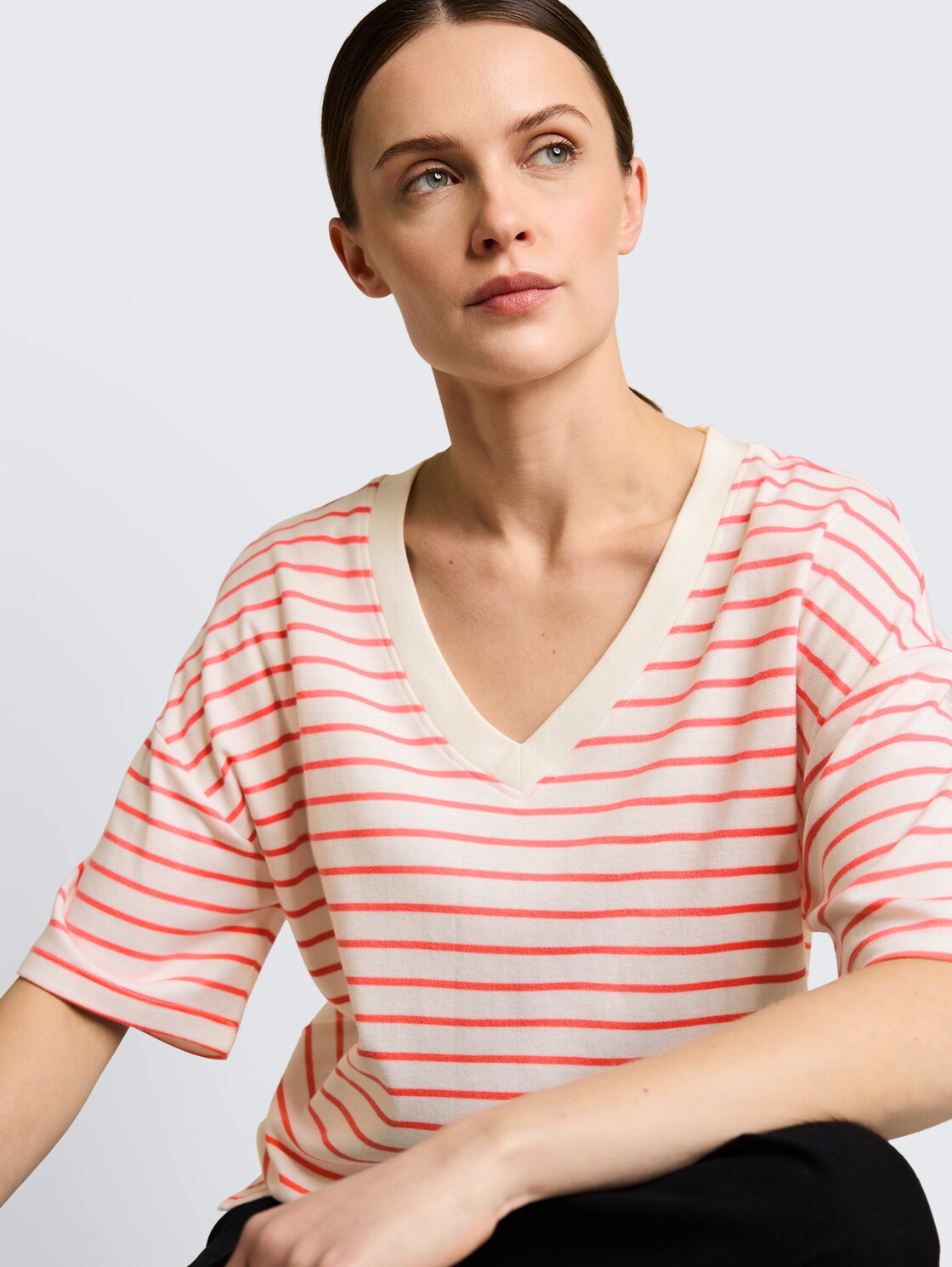 Oversize T-Shirt mit Streifenmuster - white coral irregular stripe - Detail-Model-Ansicht
