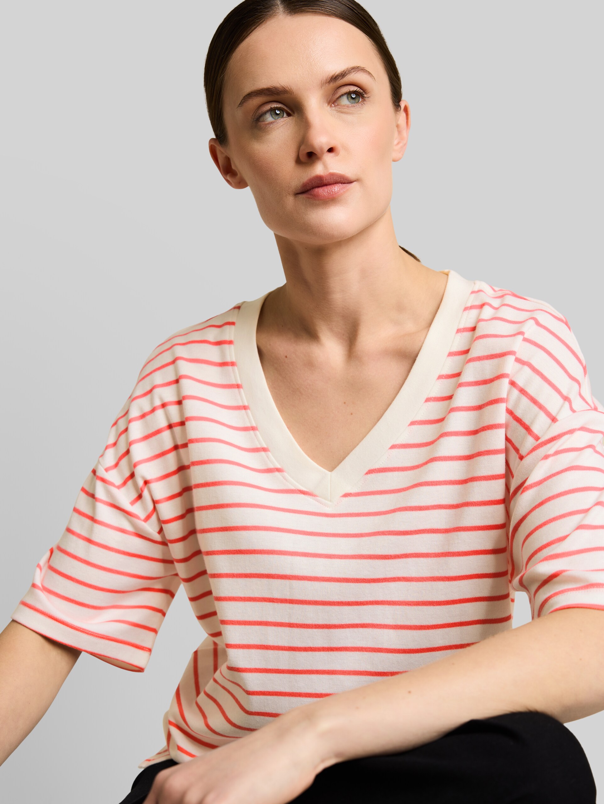 Oversized T-shirt with striped pattern - white coral irregular stripe - Detail model view