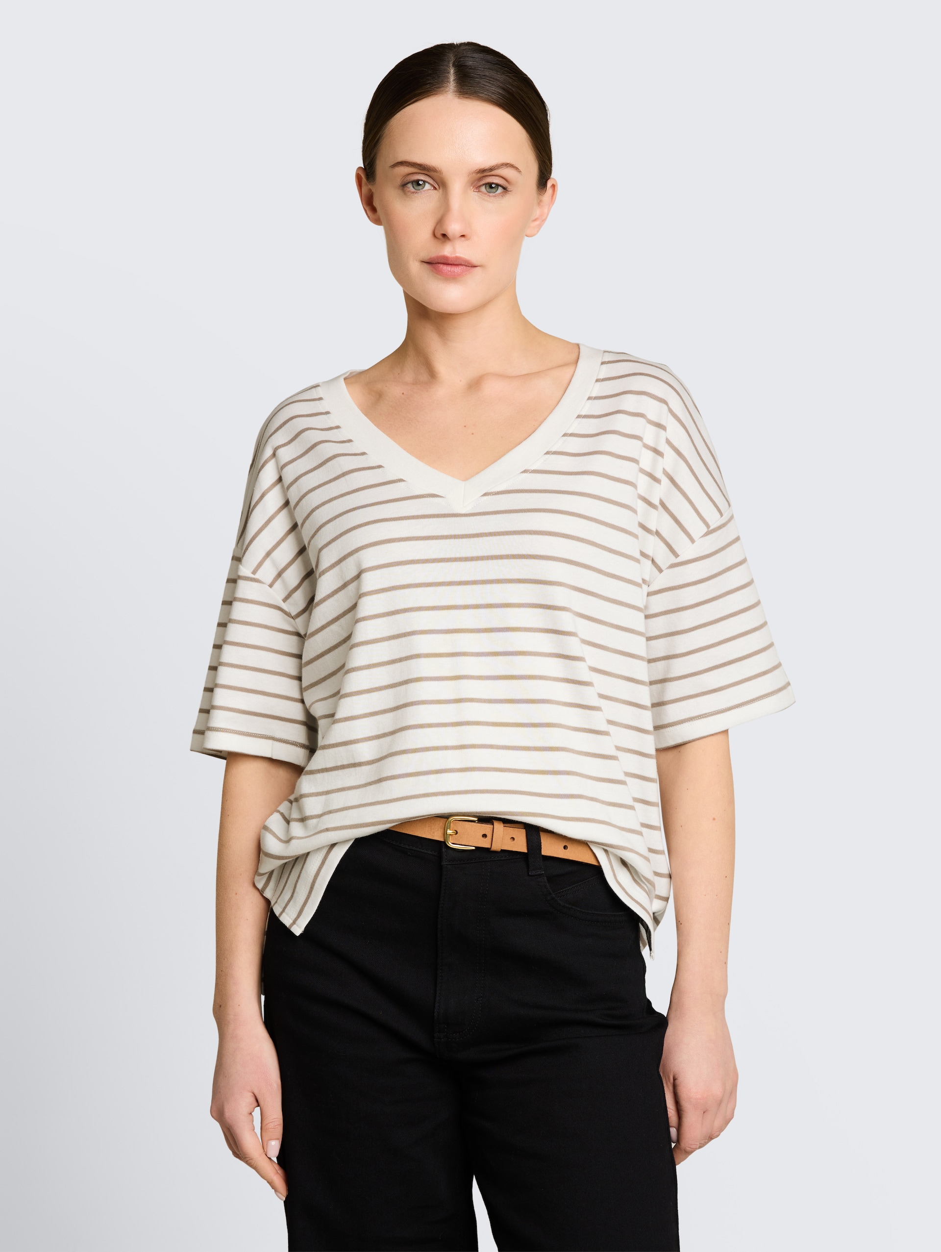 Oversize T-Shirt mit Streifenmuster - white beige irregular stripe - Ausschnitt Model-Vorderansicht