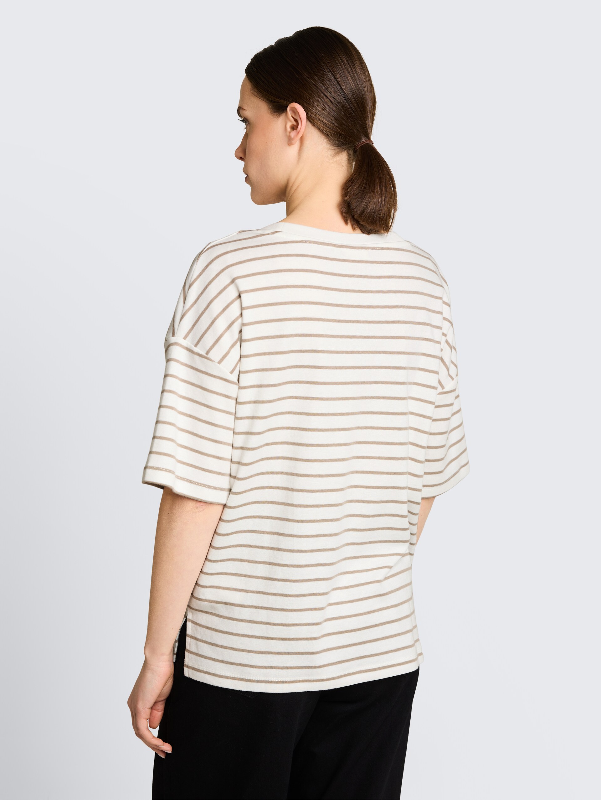 Oversize T-Shirt mit Streifenmuster - white beige irregular stripe - Auschnitt Model-Rückansicht