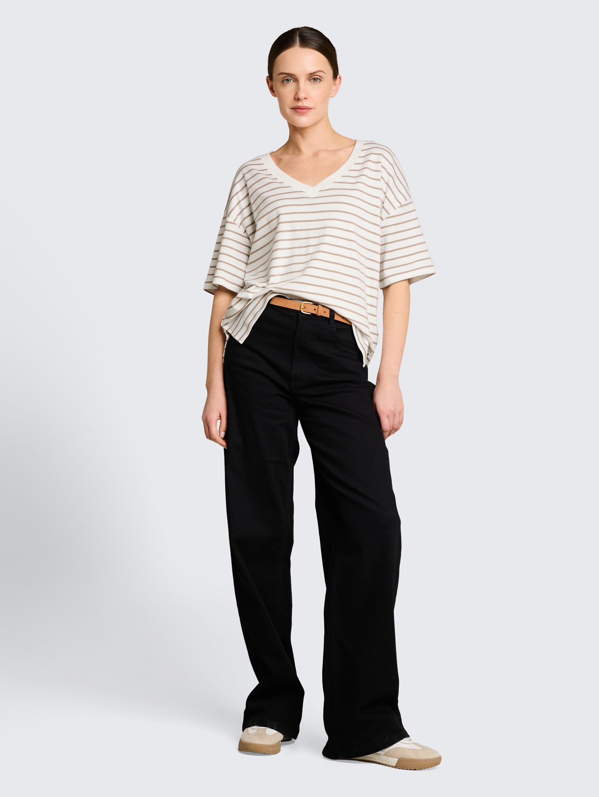 Oversize T-Shirt mit Streifenmuster - white beige irregular stripe - Model-Vorderansicht