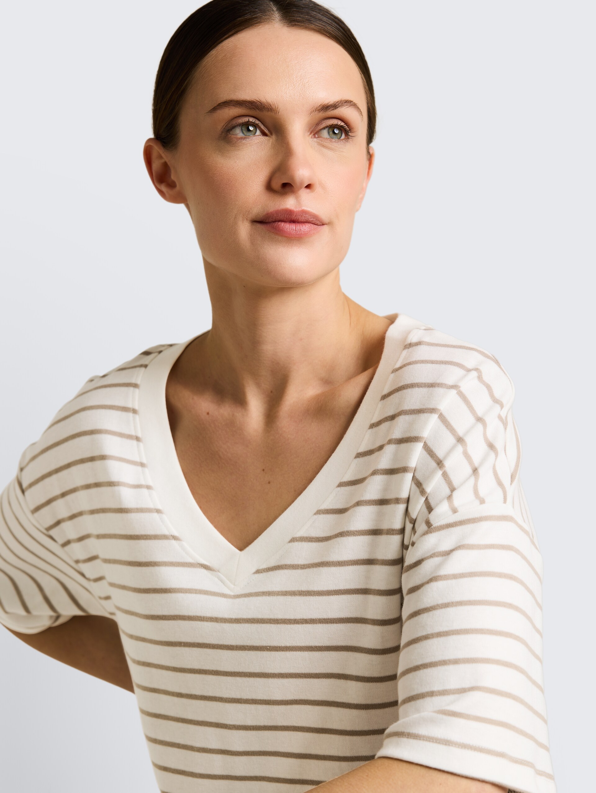 Oversize T-Shirt mit Streifenmuster - white beige irregular stripe - Detail-Model-Ansicht