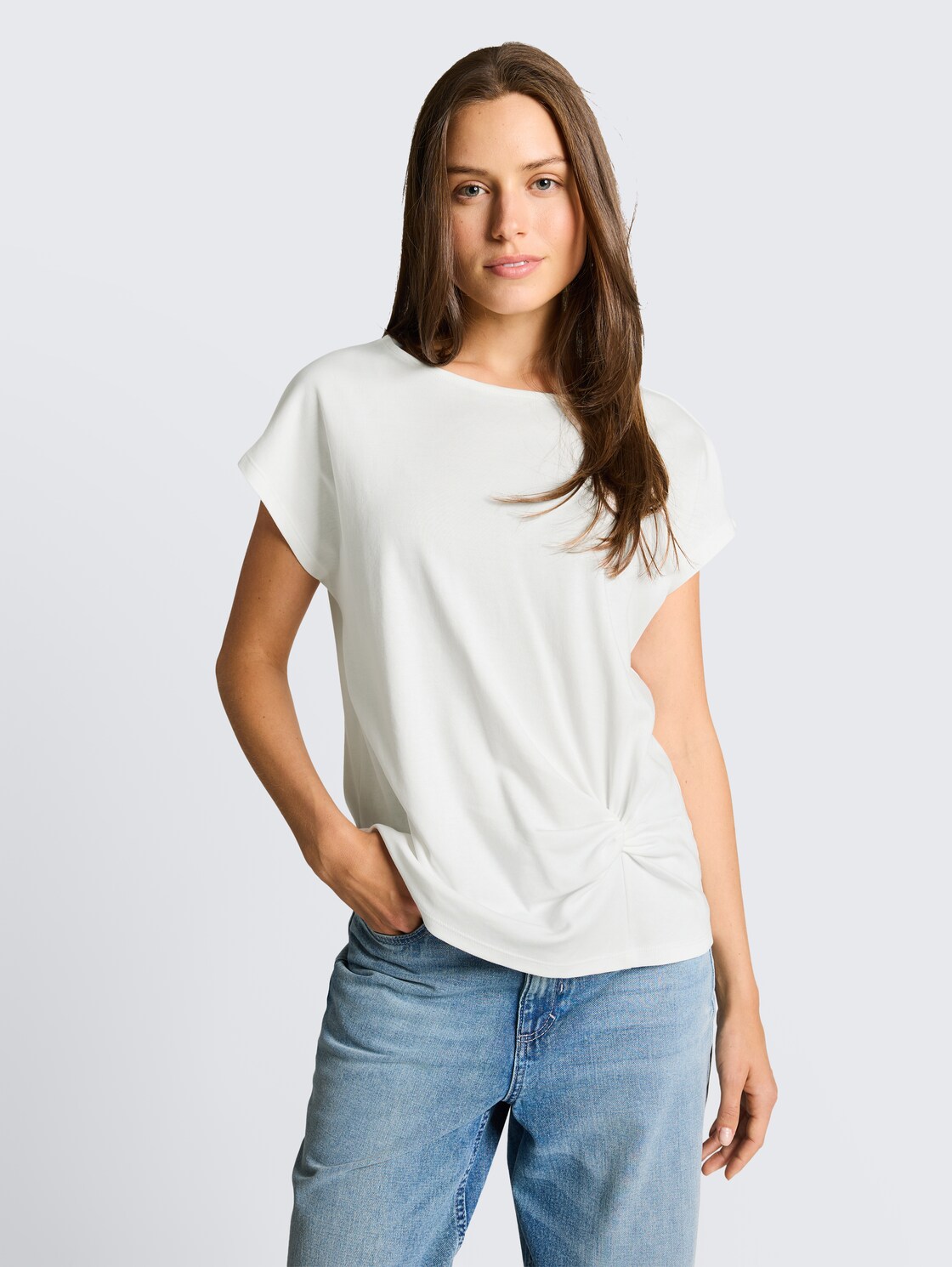 T-Shirt mit Knotendetail - Whisper White - Ausschnitt Model-Vorderansicht