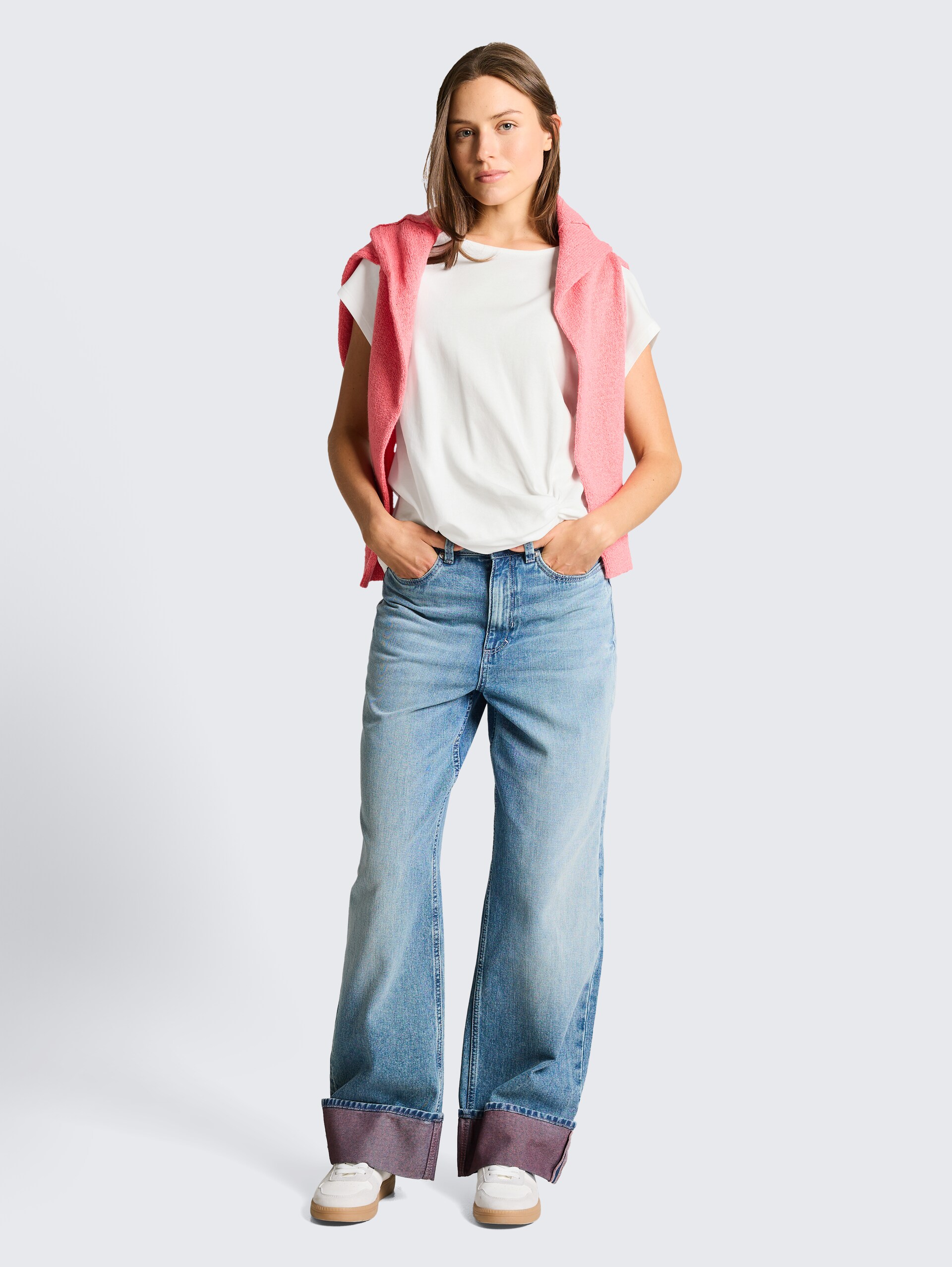 T-Shirt mit Knotendetail - Whisper White - Model-Vorderansicht