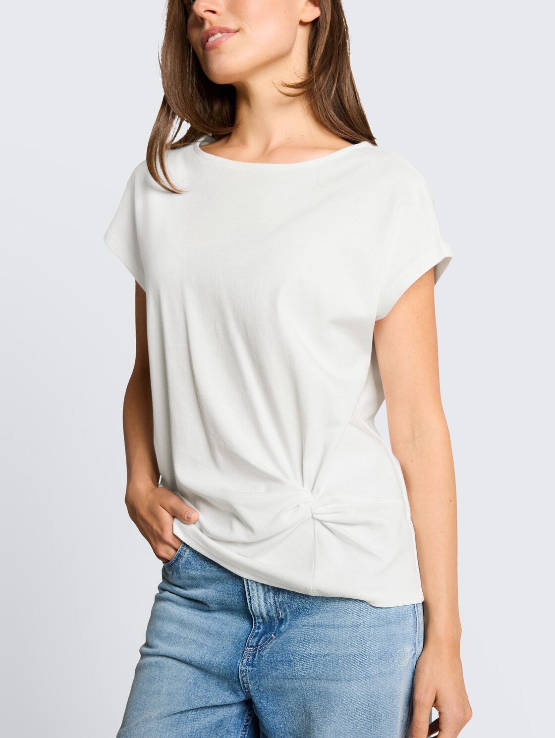 T-Shirt mit Knotendetail - Whisper White - Detail-Model-Ansicht