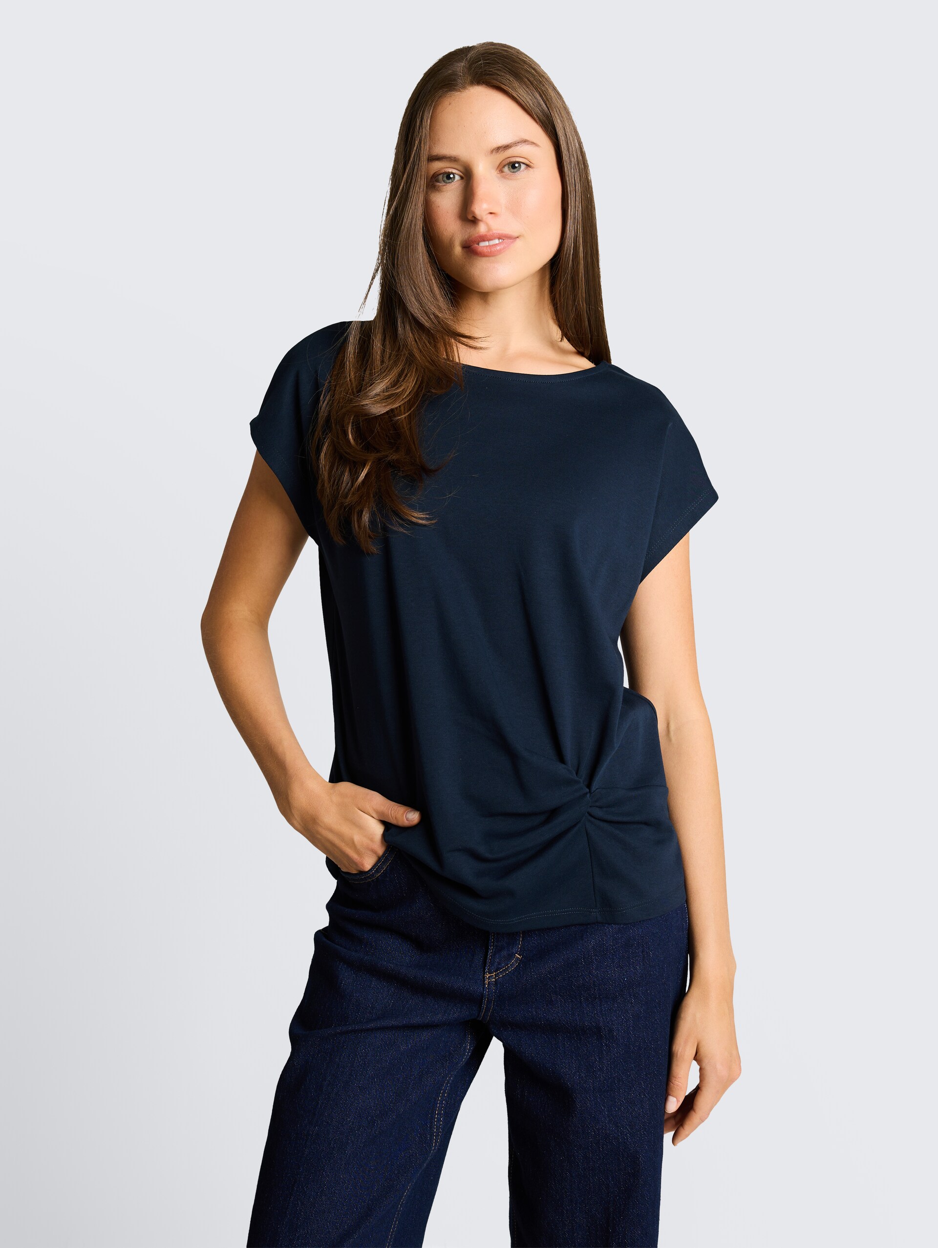 T-Shirt mit Knotendetail - sky captain blue - Ausschnitt Model-Vorderansicht