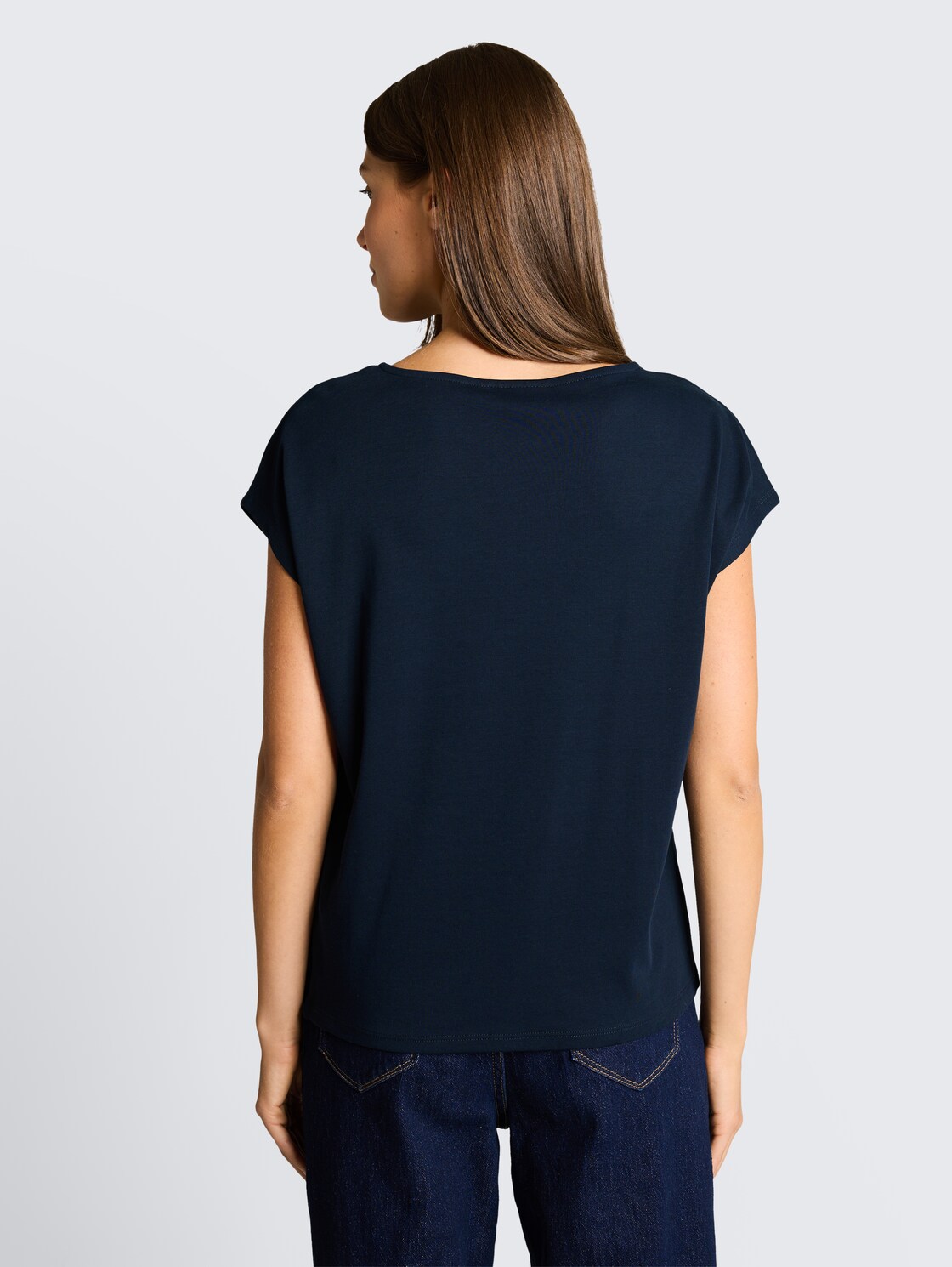 T-Shirt mit Knotendetail - sky captain blue - Auschnitt Model-Rückansicht