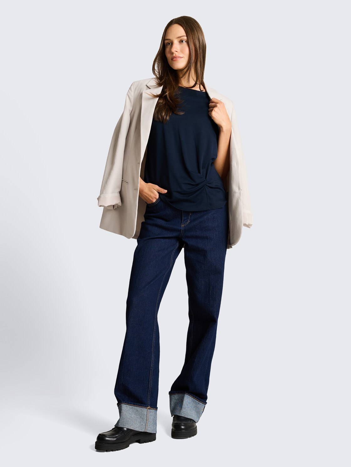 T-Shirt mit Knotendetail - sky captain blue - Model-Vorderansicht