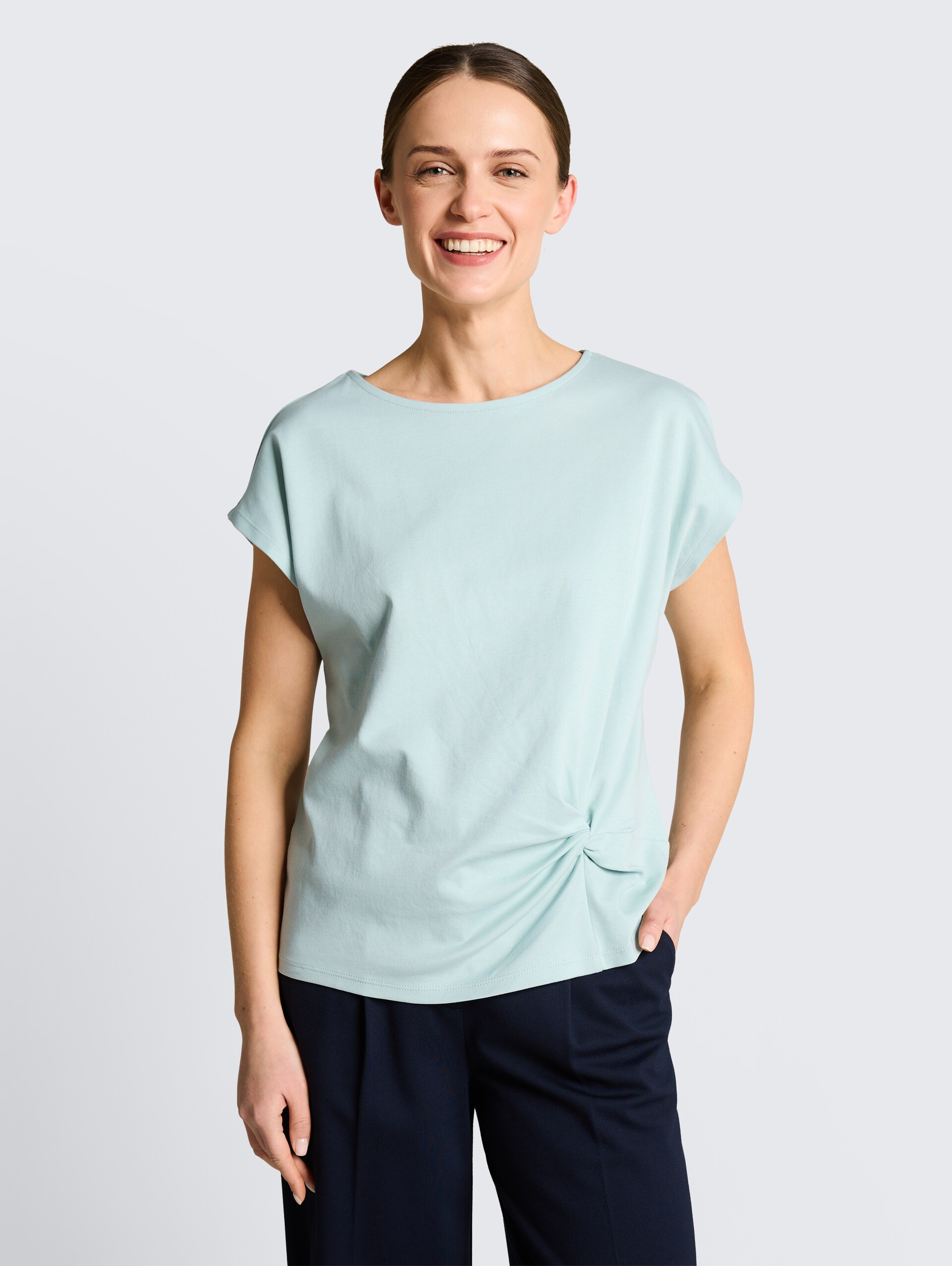 T-Shirt mit Knotendetail - blue haze - Ausschnitt Model-Vorderansicht