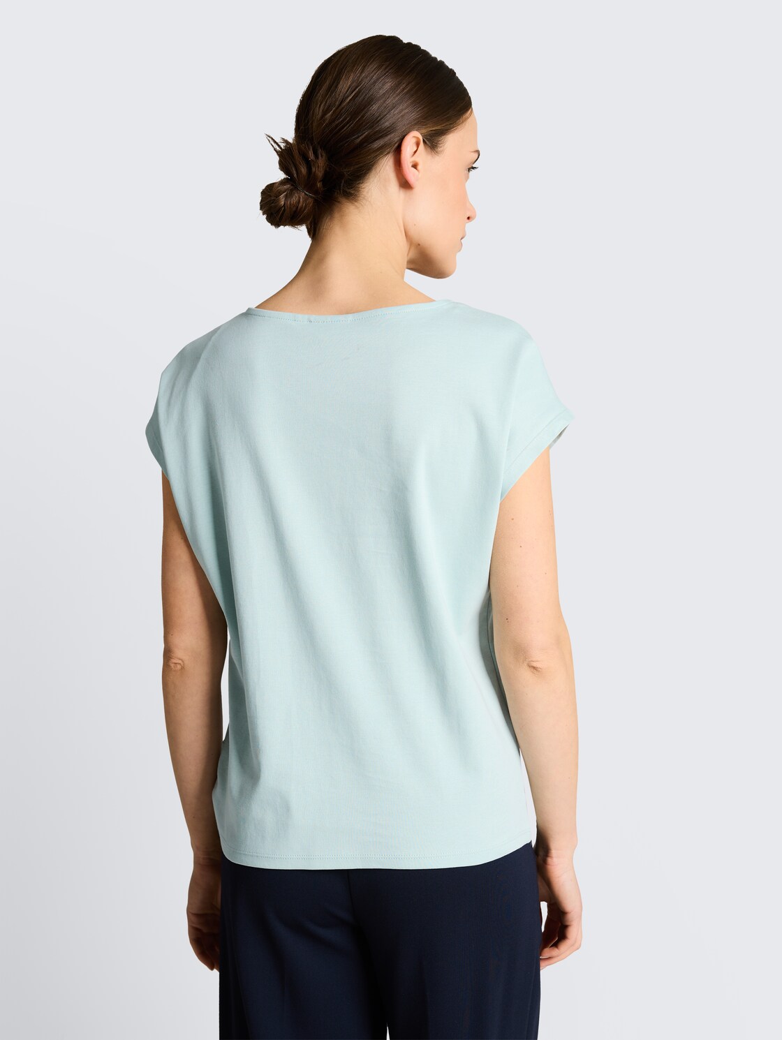 T-Shirt mit Knotendetail - blue haze - Auschnitt Model-Rückansicht