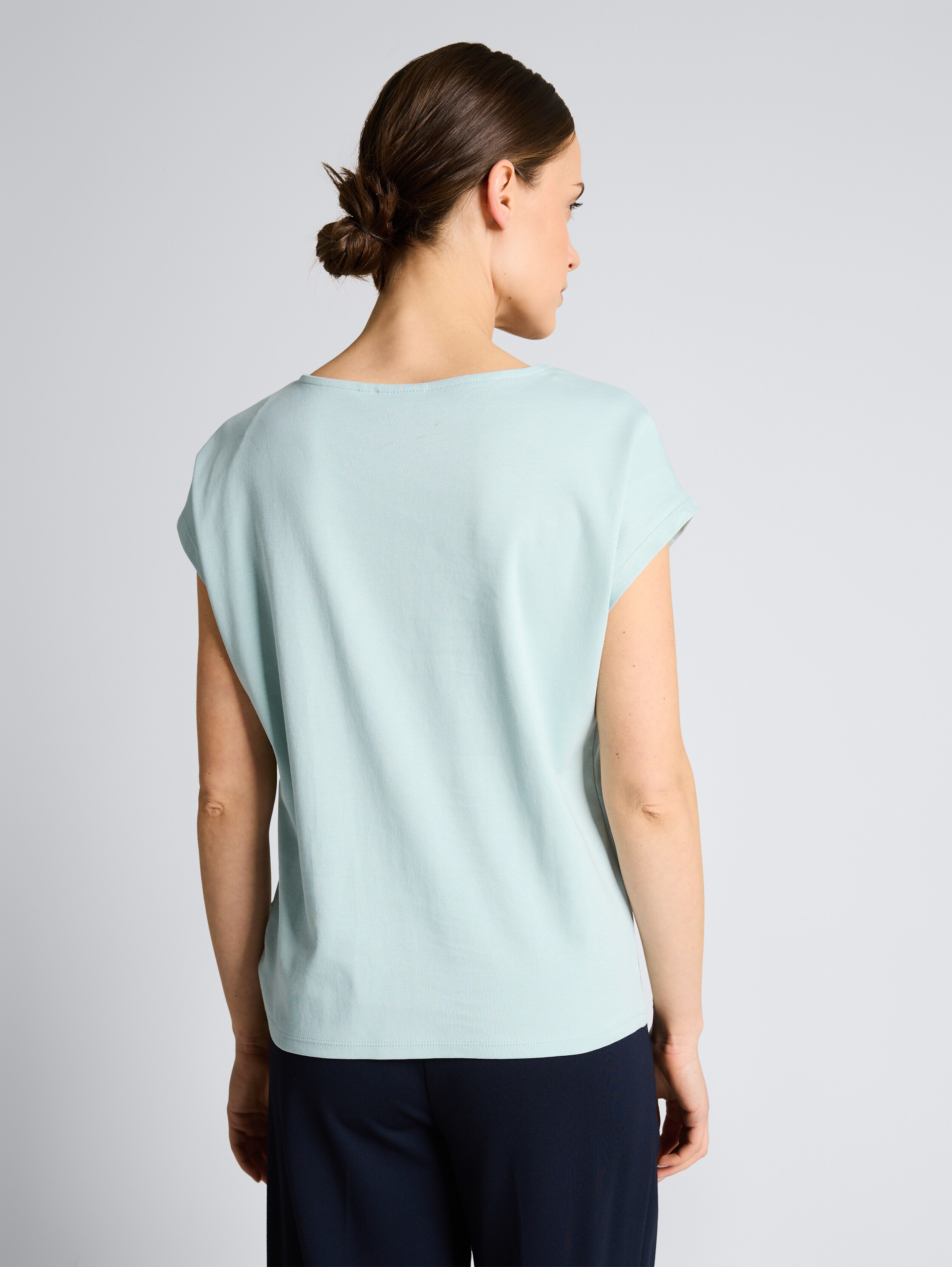 T-Shirt mit Knotendetail - blue haze - Auschnitt Model-Rückansicht