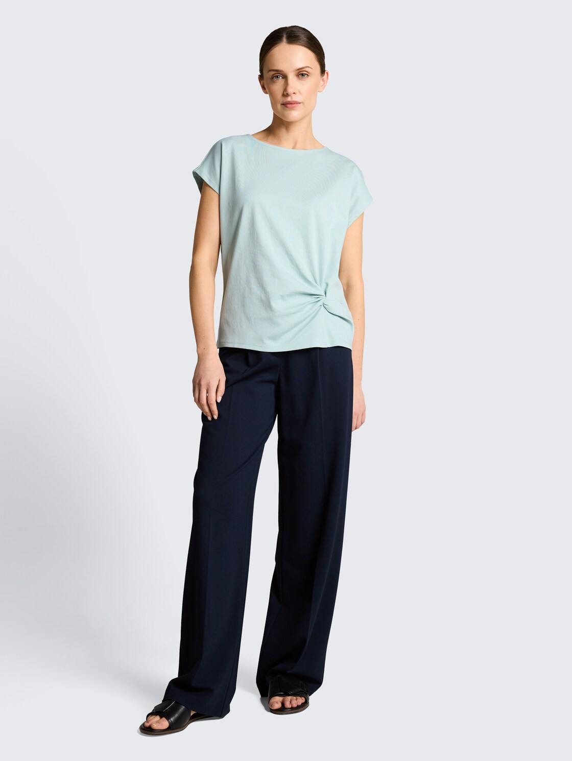 T-Shirt mit Knotendetail - blue haze - Model-Vorderansicht