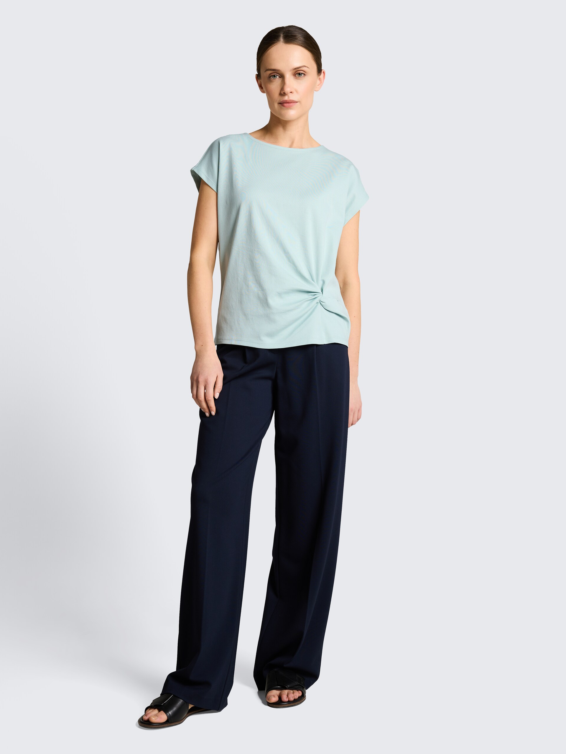 T-Shirt mit Knotendetail - blue haze - Model-Vorderansicht