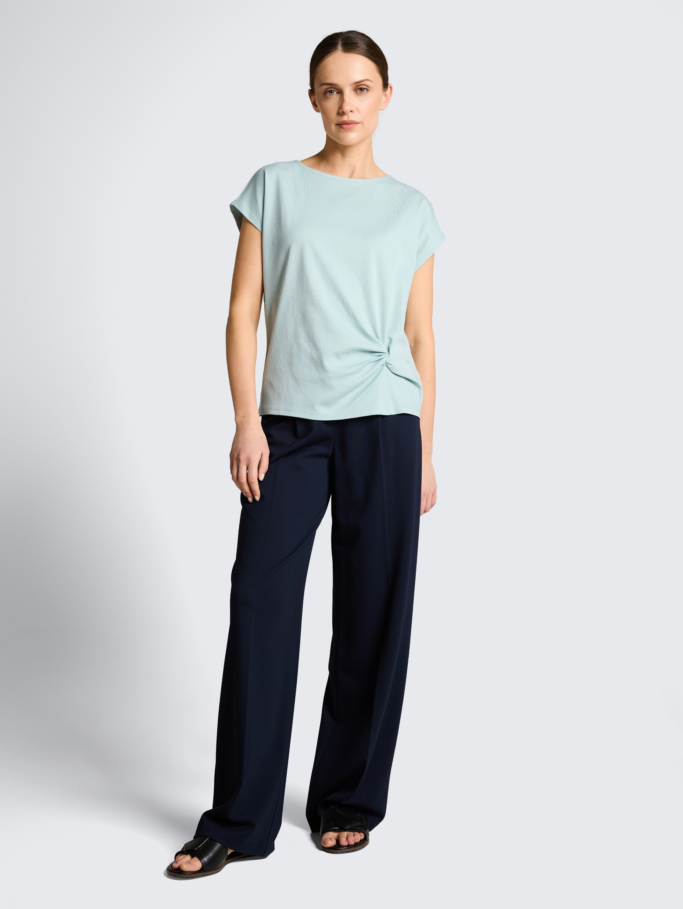 T-Shirt mit Knotendetail - blue haze - Model-Vorderansicht