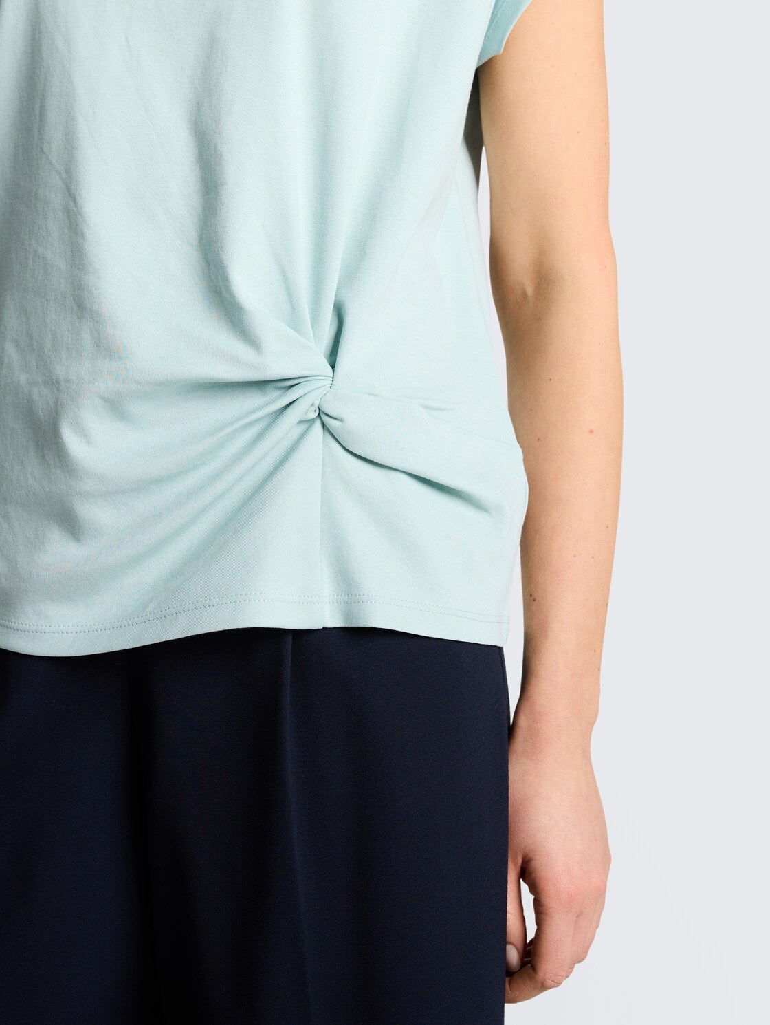 T-Shirt mit Knotendetail - blue haze - Detail-Model-Ansicht