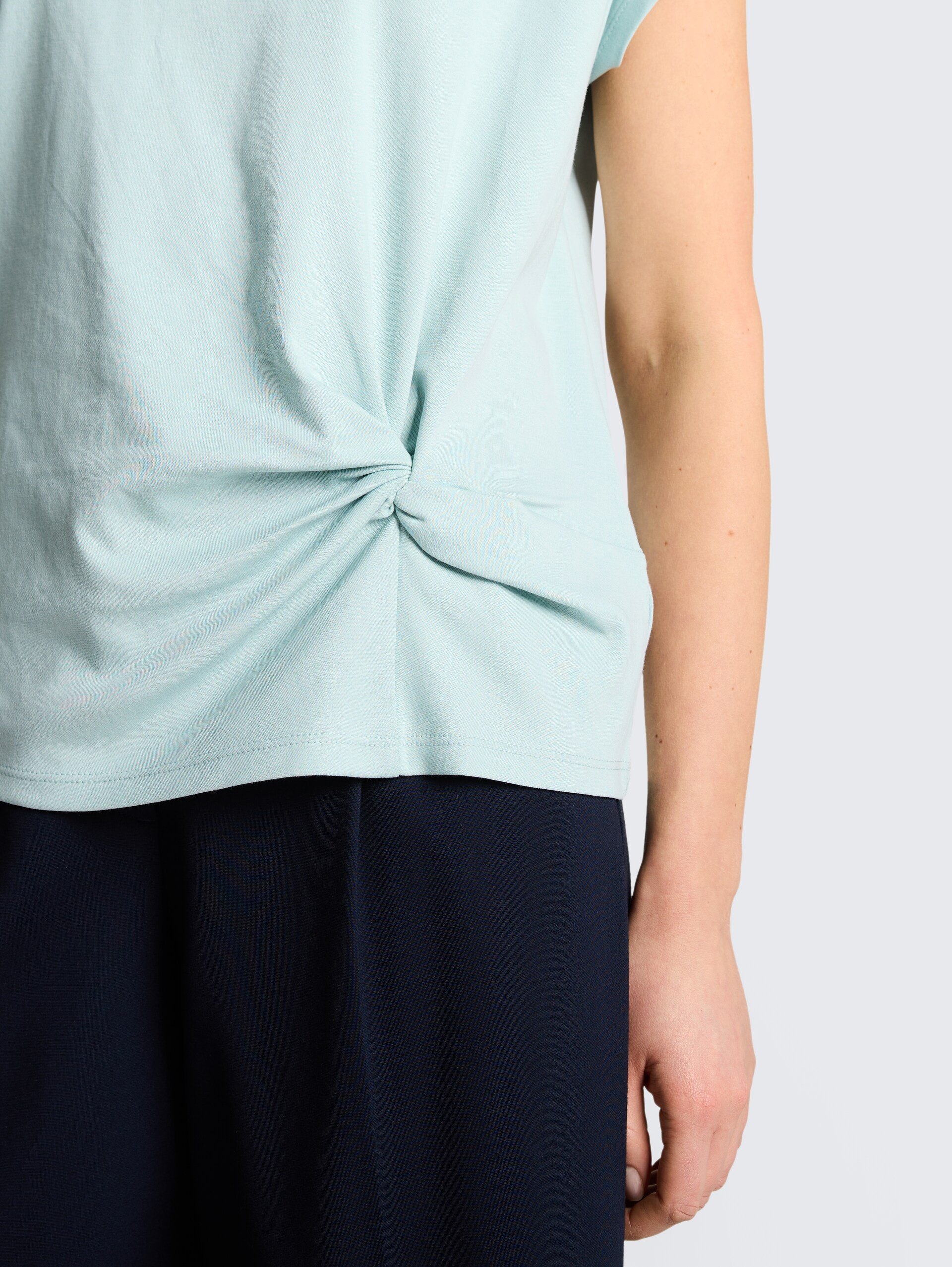 T-Shirt mit Knotendetail - blue haze - Detail-Model-Ansicht